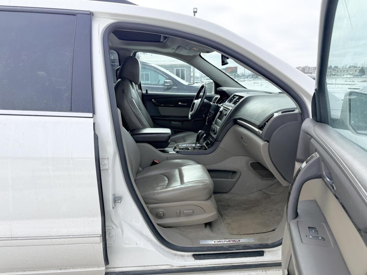 2014 GMC Acadia Denali AWD (1GKKVTKD8EJ) with an 3.6L V6 DOHC 24V engine, 6-Speed Automatic transmission, located at 17255 hwy 65 NE, Ham Lake, MN, 55304, 0.000000, 0.000000 - Photo#15