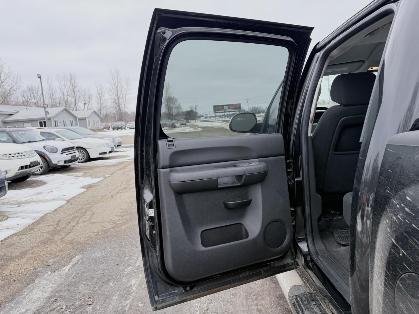 2012 Chevrolet Silverado 1500 LT Crew Cab 4WD (1GCPKSE7XCF) with an 5.3L V8 OHV 16V FFV engine, 6-Speed Automatic transmission, located at 17255 hwy 65 NE, Ham Lake, MN, 55304, 0.000000, 0.000000 - Photo#10