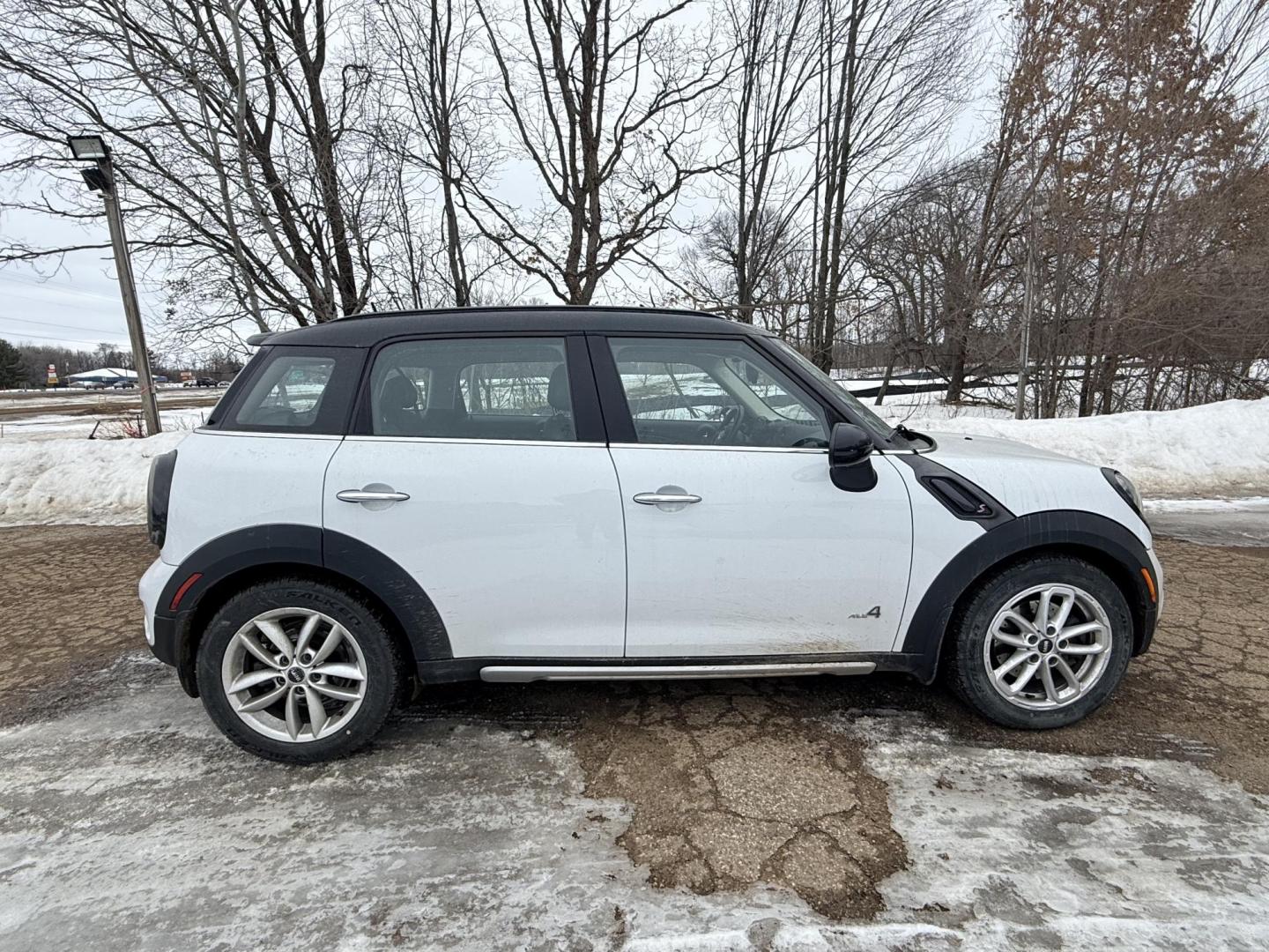 2015 Mini Countryman S ALL4 (WMWZC5C55FW) with an 1.6L L4 DOHC 16V TURBO engine, located at 17255 hwy 65 NE, Ham Lake, MN, 55304, 0.000000, 0.000000 - Photo#5