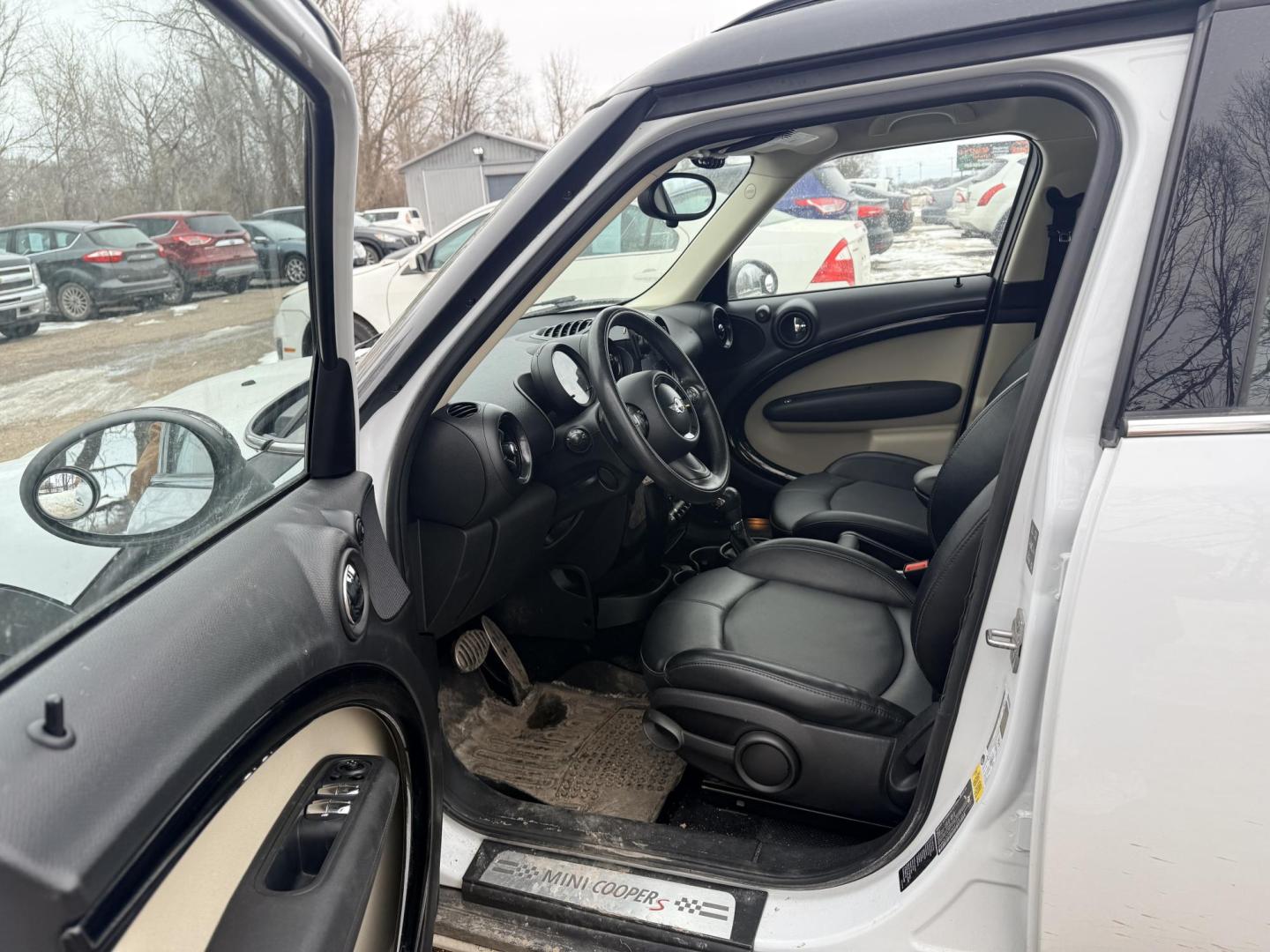 2015 Mini Countryman S ALL4 (WMWZC5C55FW) with an 1.6L L4 DOHC 16V TURBO engine, located at 17255 hwy 65 NE, Ham Lake, MN, 55304, 0.000000, 0.000000 - Photo#9