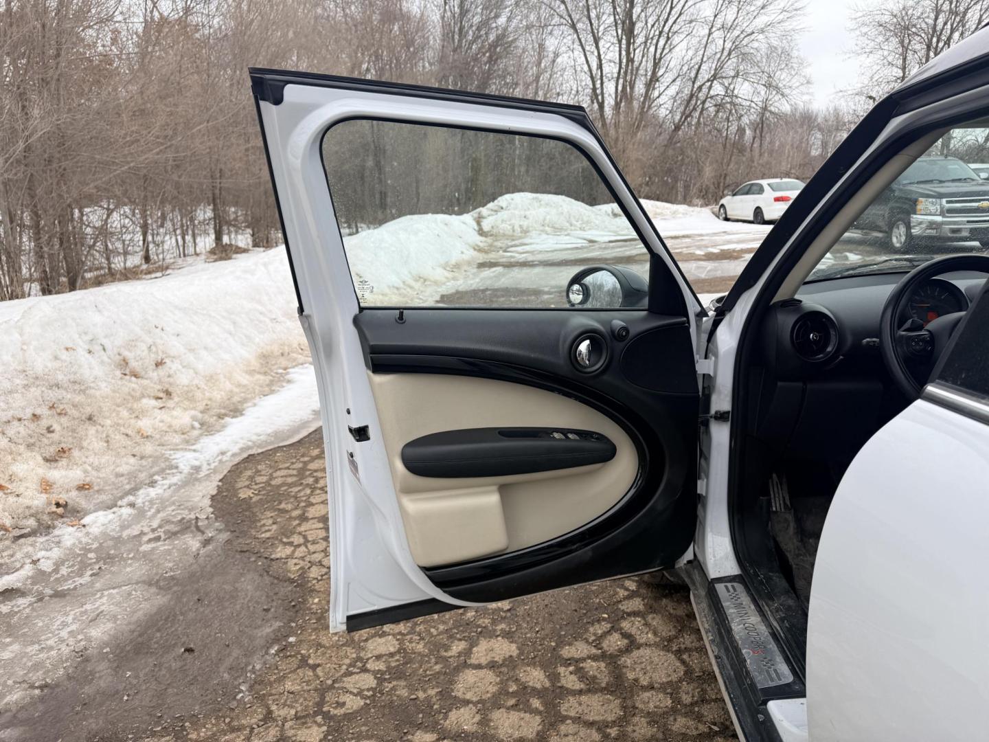 2015 Mini Countryman S ALL4 (WMWZC5C55FW) with an 1.6L L4 DOHC 16V TURBO engine, located at 17255 hwy 65 NE, Ham Lake, MN, 55304, 0.000000, 0.000000 - Photo#8