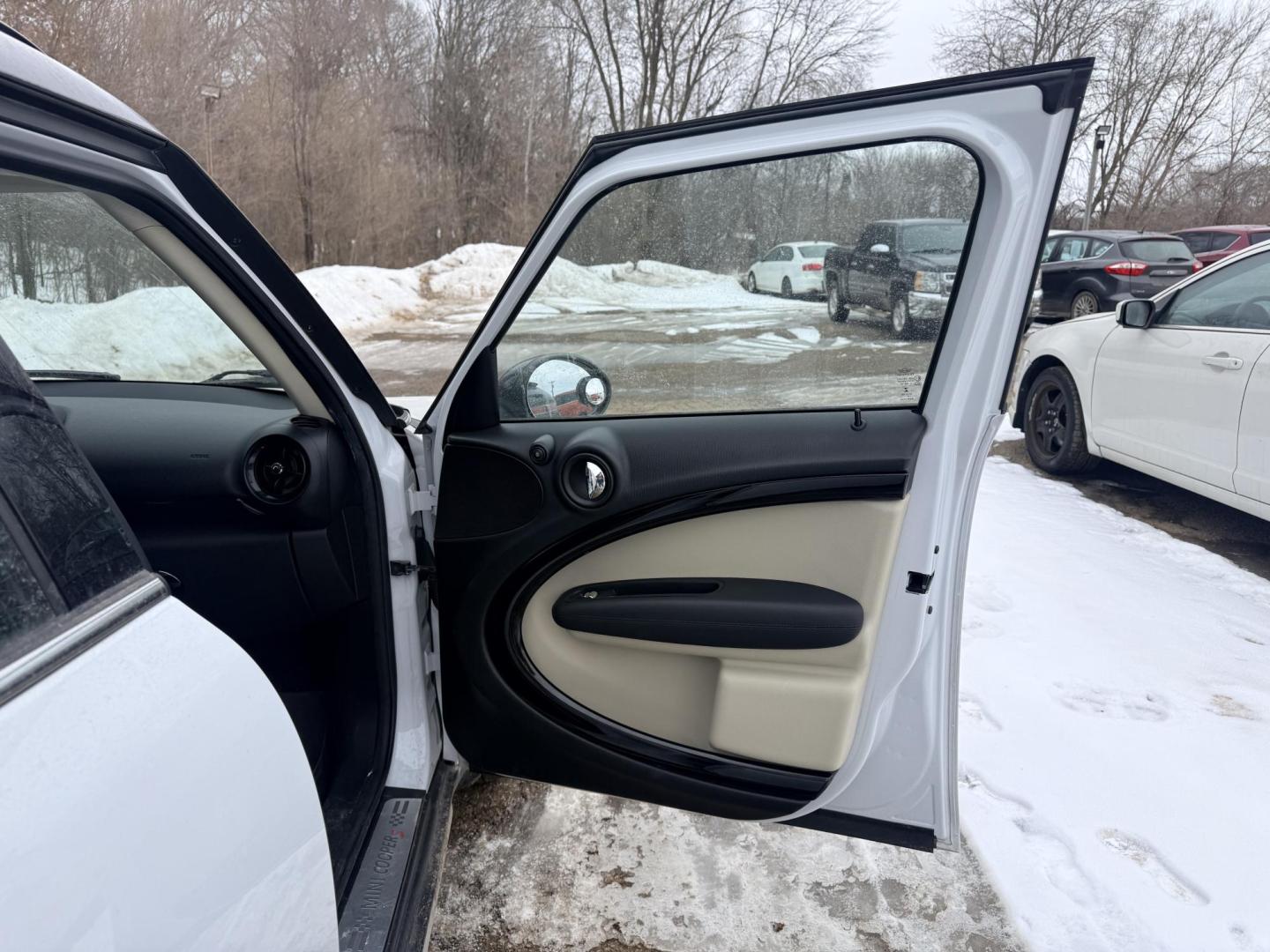 2015 Mini Countryman S ALL4 (WMWZC5C55FW) with an 1.6L L4 DOHC 16V TURBO engine, located at 17255 hwy 65 NE, Ham Lake, MN, 55304, 0.000000, 0.000000 - Photo#14