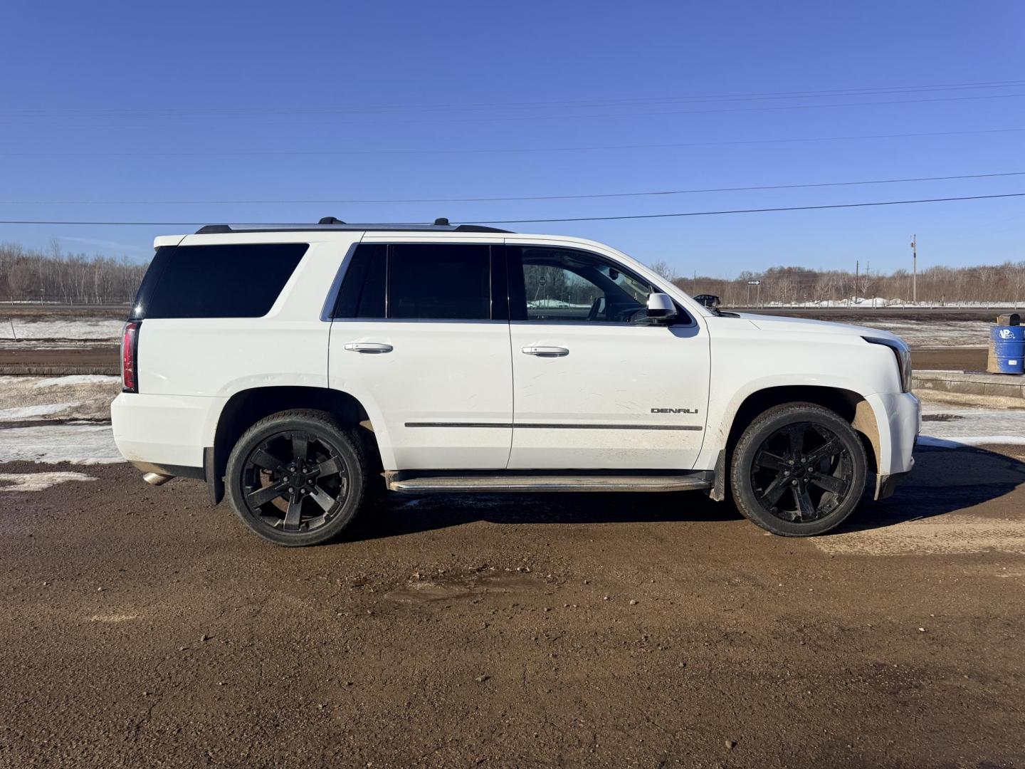 2016 GMC Yukon Denali 4WD (1GKS2CKJ6GR) with an 6.2L V8 OHV 16V engine, 6A transmission, located at 17255 hwy 65 NE, Ham Lake, MN, 55304, 0.000000, 0.000000 - Photo#5