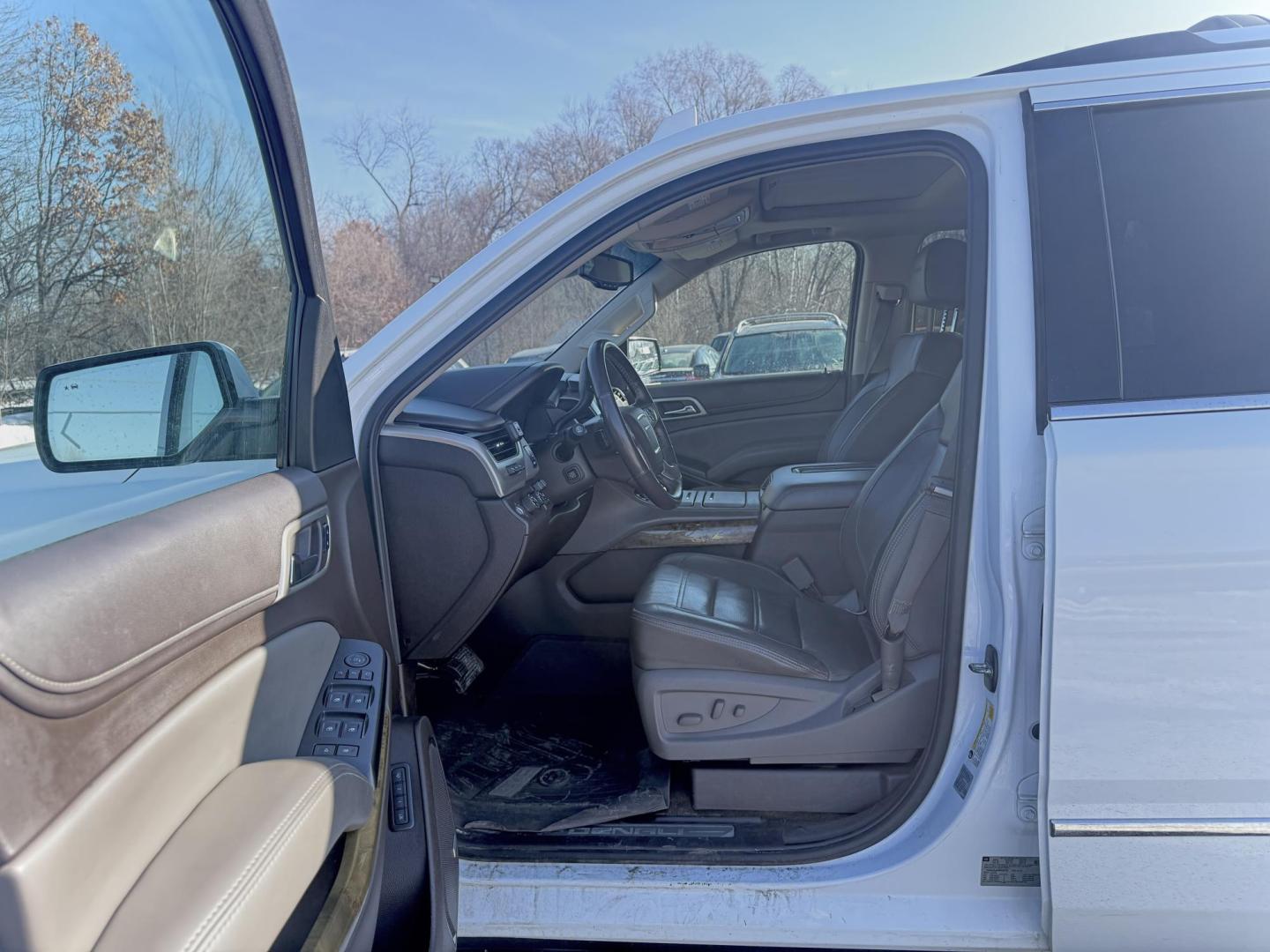 2016 GMC Yukon Denali 4WD (1GKS2CKJ6GR) with an 6.2L V8 OHV 16V engine, 6A transmission, located at 17255 hwy 65 NE, Ham Lake, MN, 55304, 0.000000, 0.000000 - Photo#9