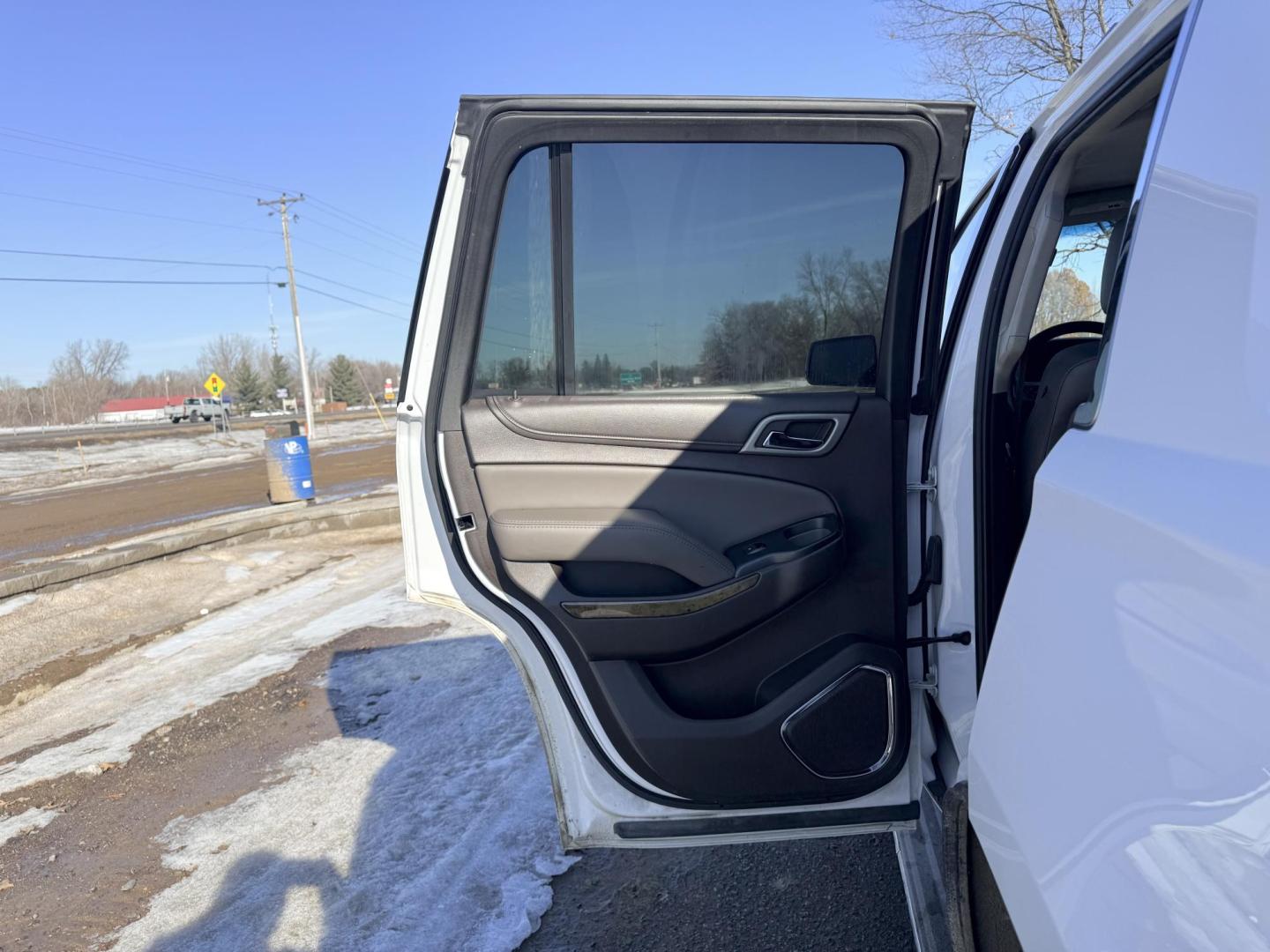 2016 GMC Yukon Denali 4WD (1GKS2CKJ6GR) with an 6.2L V8 OHV 16V engine, 6A transmission, located at 17255 hwy 65 NE, Ham Lake, MN, 55304, 0.000000, 0.000000 - Photo#10