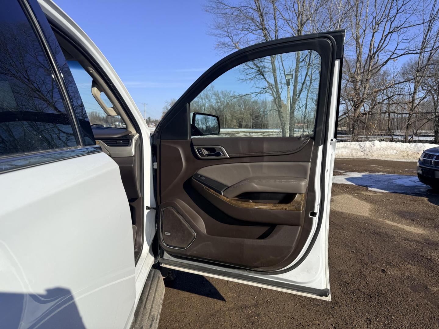 2016 GMC Yukon Denali 4WD (1GKS2CKJ6GR) with an 6.2L V8 OHV 16V engine, 6A transmission, located at 17255 hwy 65 NE, Ham Lake, MN, 55304, 0.000000, 0.000000 - Photo#14