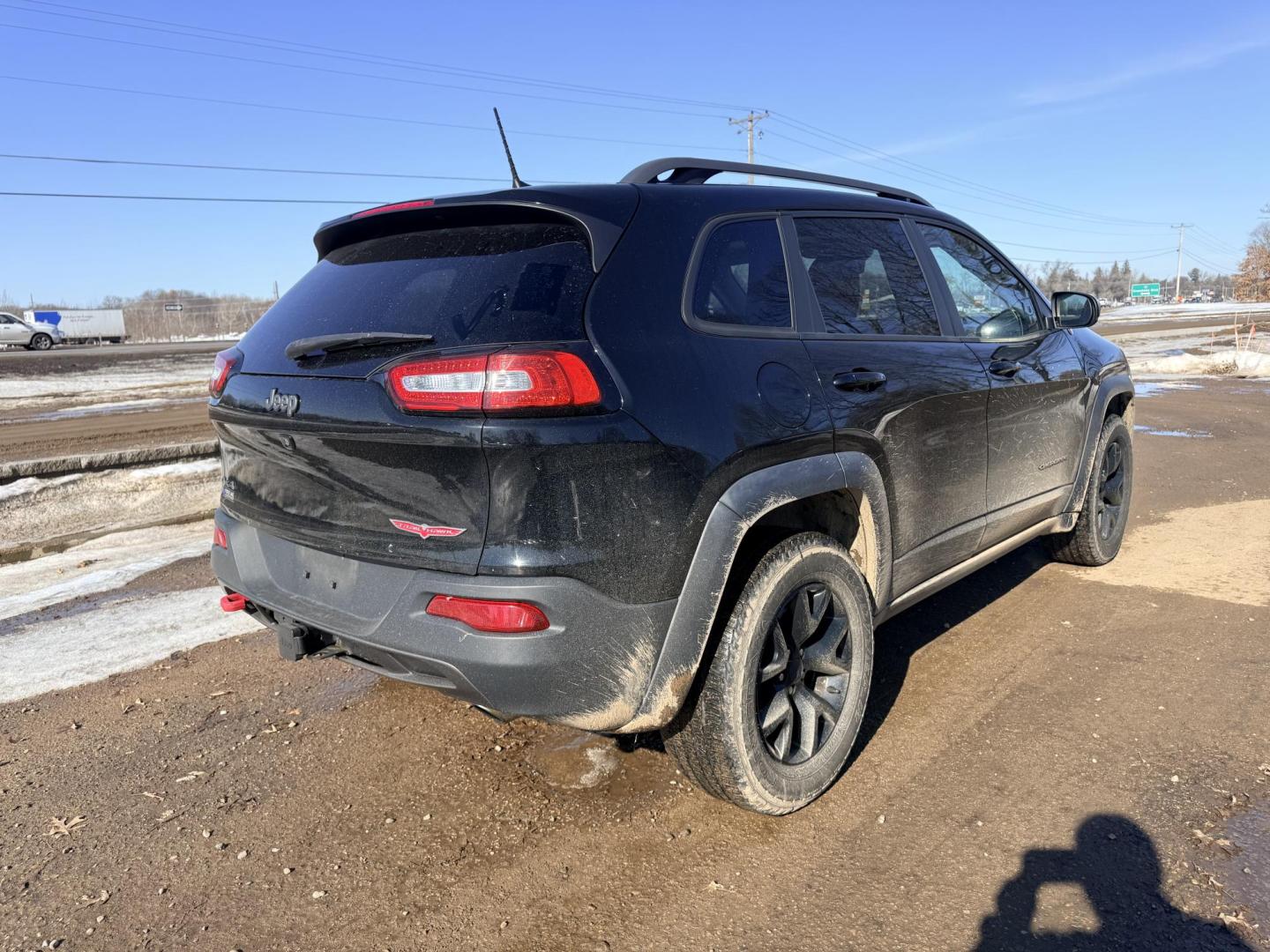 2017 Jeep Cherokee Trailhawk 4WD (1C4PJMBS6HW) with an 3.2L V6 DOHC 24V engine, 9A transmission, located at 17255 hwy 65 NE, Ham Lake, MN, 55304, 0.000000, 0.000000 - Photo#4
