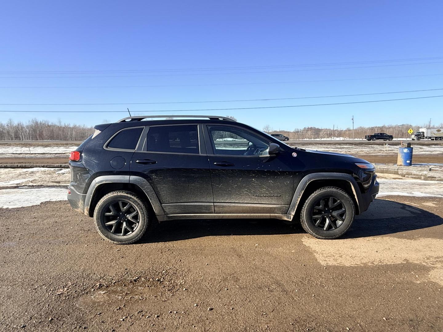 2017 Jeep Cherokee Trailhawk 4WD (1C4PJMBS6HW) with an 3.2L V6 DOHC 24V engine, 9A transmission, located at 17255 hwy 65 NE, Ham Lake, MN, 55304, 0.000000, 0.000000 - Photo#5