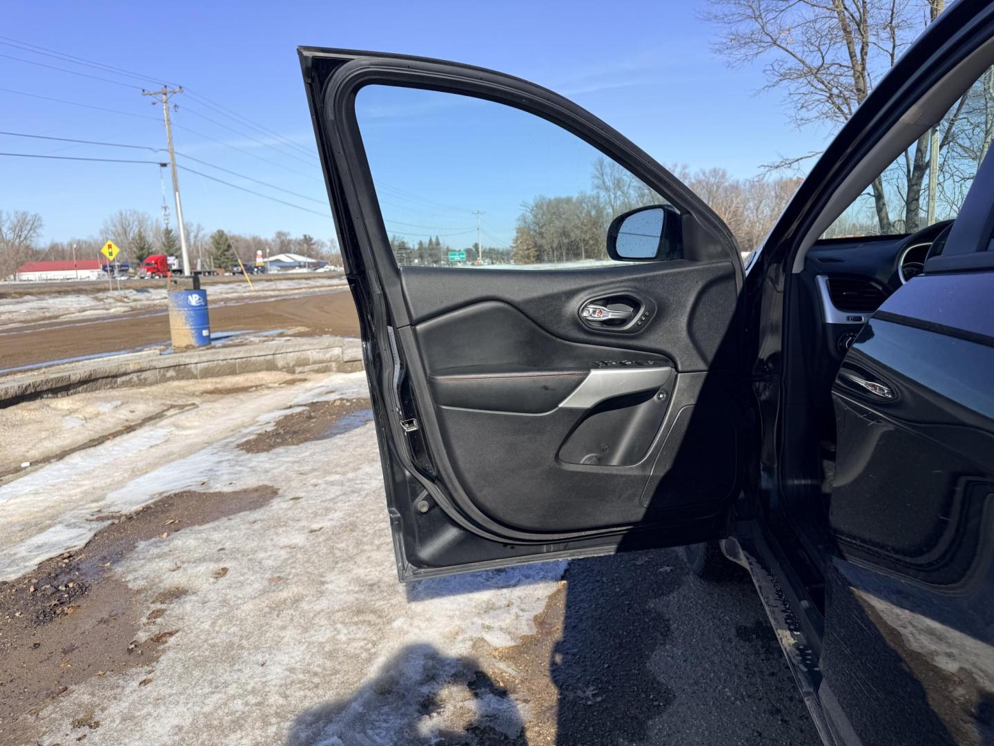 2017 Jeep Cherokee Trailhawk 4WD (1C4PJMBS6HW) with an 3.2L V6 DOHC 24V engine, 9A transmission, located at 17255 hwy 65 NE, Ham Lake, MN, 55304, 0.000000, 0.000000 - Photo#8