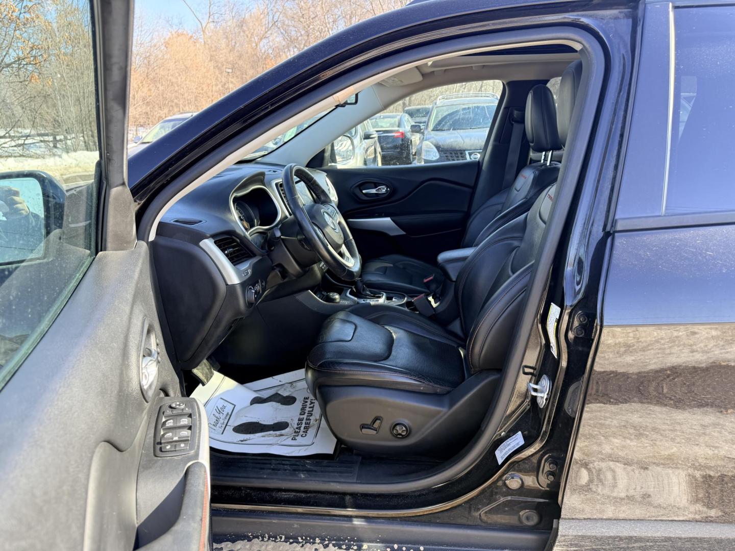 2017 Jeep Cherokee Trailhawk 4WD (1C4PJMBS6HW) with an 3.2L V6 DOHC 24V engine, 9A transmission, located at 17255 hwy 65 NE, Ham Lake, MN, 55304, 0.000000, 0.000000 - Photo#9