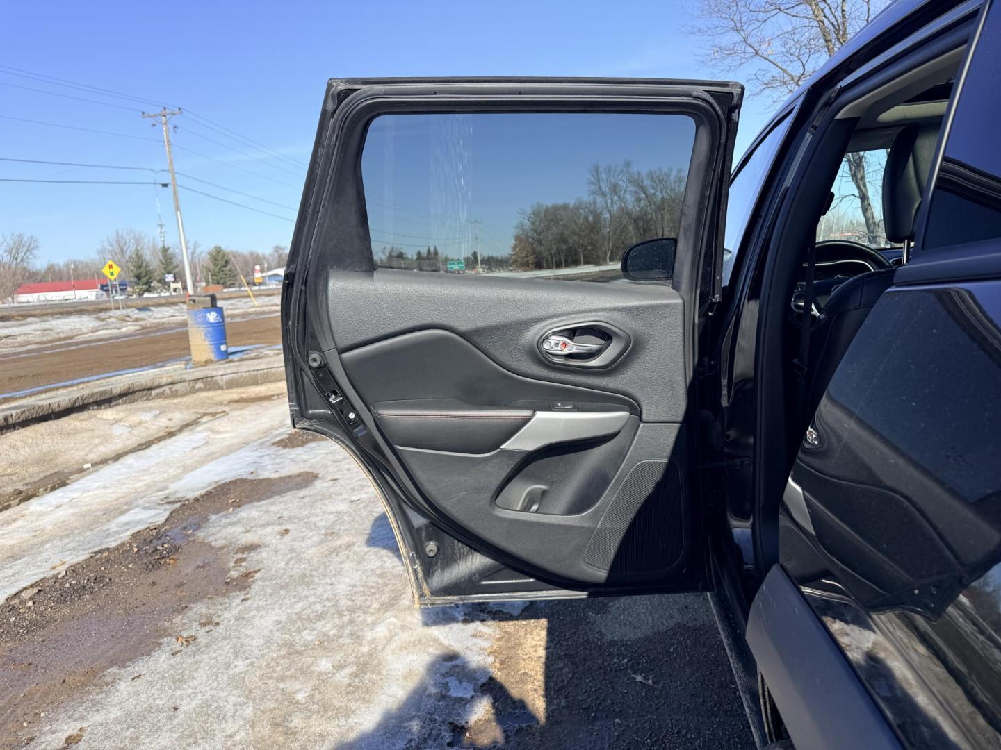 2017 Jeep Cherokee Trailhawk 4WD (1C4PJMBS6HW) with an 3.2L V6 DOHC 24V engine, 9A transmission, located at 17255 hwy 65 NE, Ham Lake, MN, 55304, 0.000000, 0.000000 - Photo#10