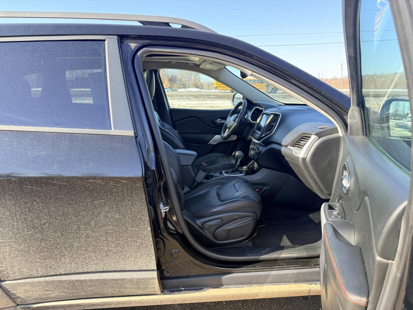 2017 Jeep Cherokee Trailhawk 4WD (1C4PJMBS6HW) with an 3.2L V6 DOHC 24V engine, 9A transmission, located at 17255 hwy 65 NE, Ham Lake, MN, 55304, 0.000000, 0.000000 - Photo#15