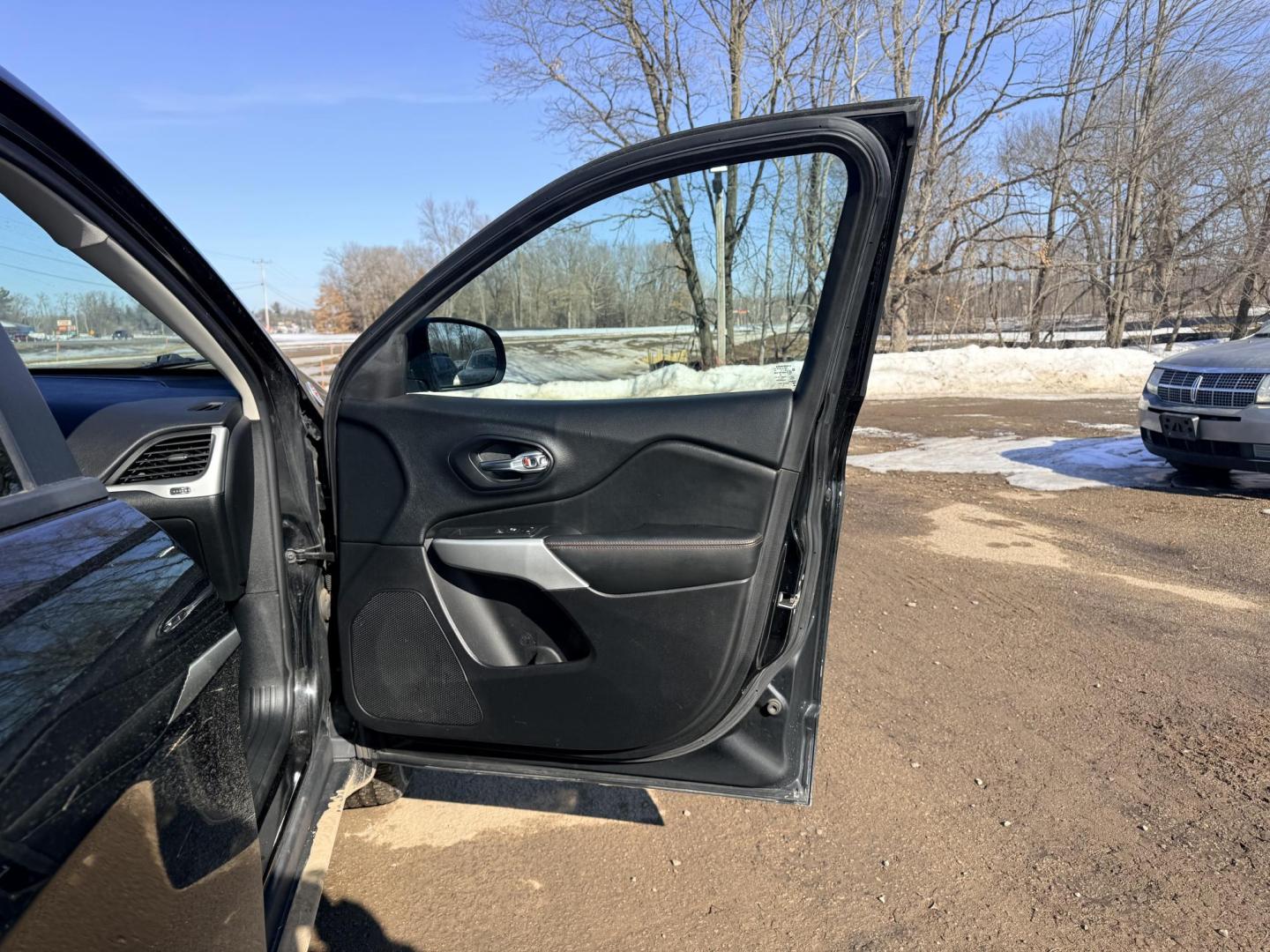 2017 Jeep Cherokee Trailhawk 4WD (1C4PJMBS6HW) with an 3.2L V6 DOHC 24V engine, 9A transmission, located at 17255 hwy 65 NE, Ham Lake, MN, 55304, 0.000000, 0.000000 - Photo#14