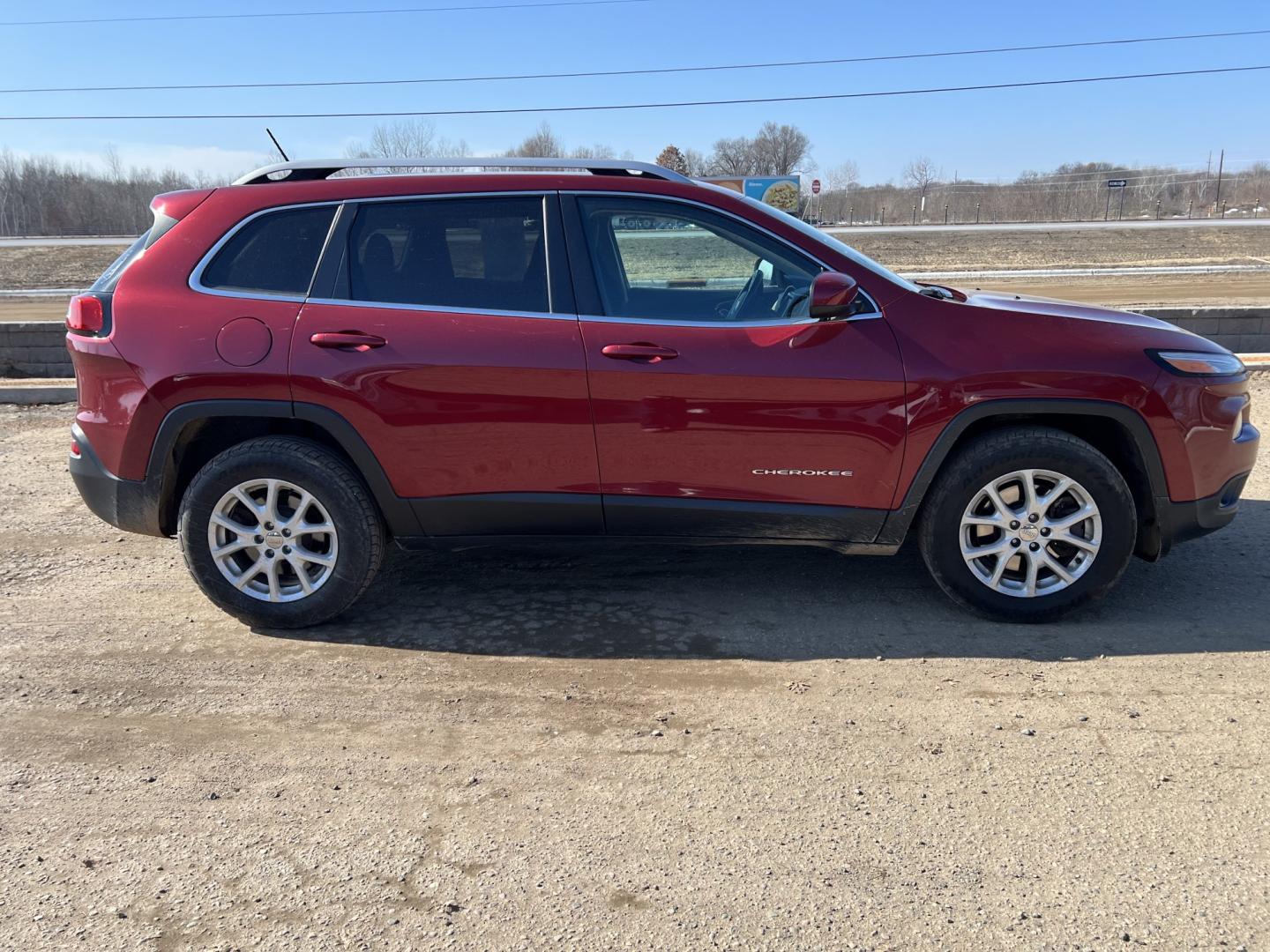 2015 Jeep Cherokee Latitude 4WD (1C4PJMCS7FW) with an 3.2L V6 DOHC 24V engine, 9-Speed Automatic transmission, located at 17255 hwy 65 NE, Ham Lake, MN, 55304, 0.000000, 0.000000 - Photo#3