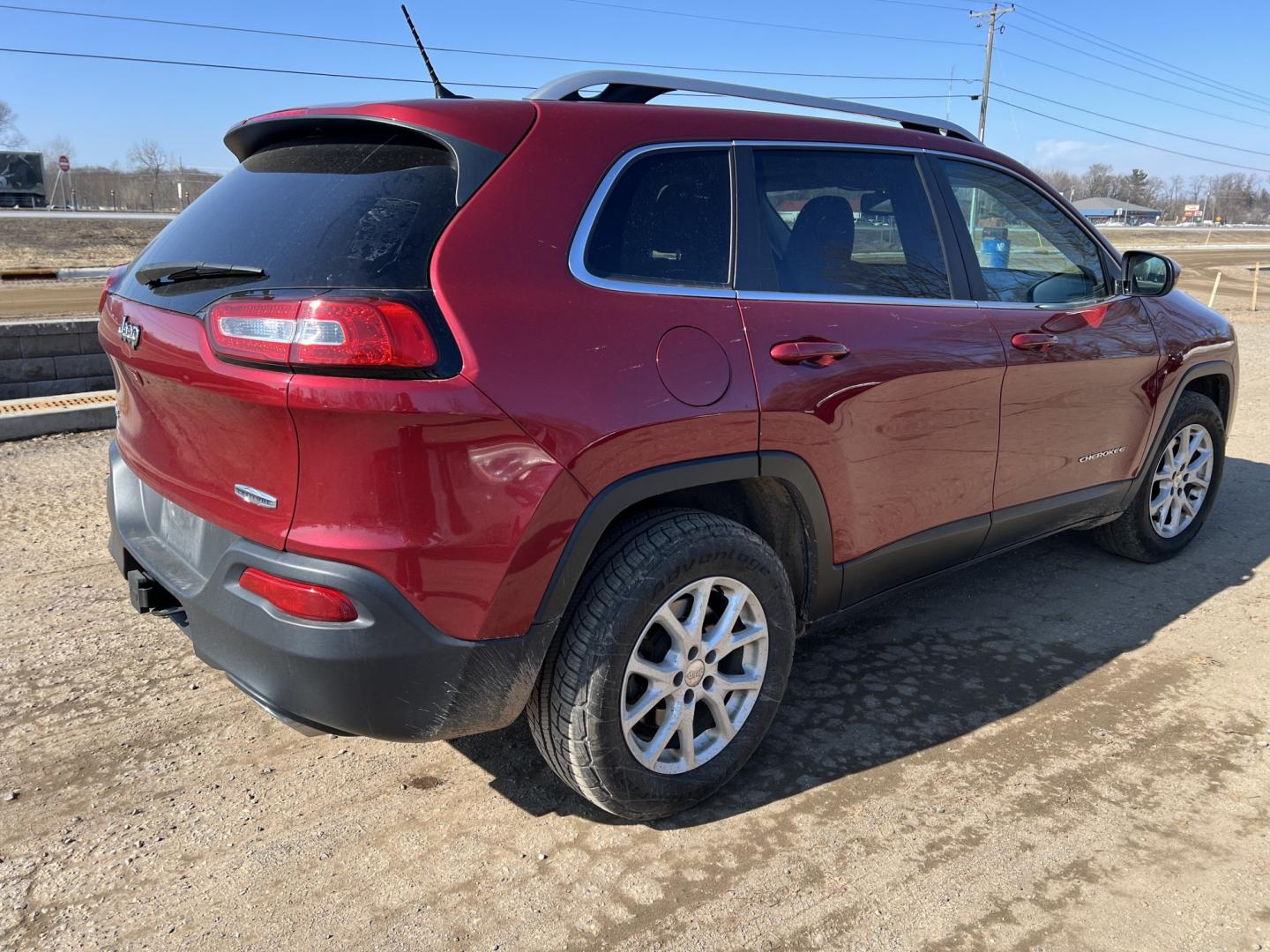 2015 Jeep Cherokee Latitude 4WD (1C4PJMCS7FW) with an 3.2L V6 DOHC 24V engine, 9-Speed Automatic transmission, located at 17255 hwy 65 NE, Ham Lake, MN, 55304, 0.000000, 0.000000 - Photo#4