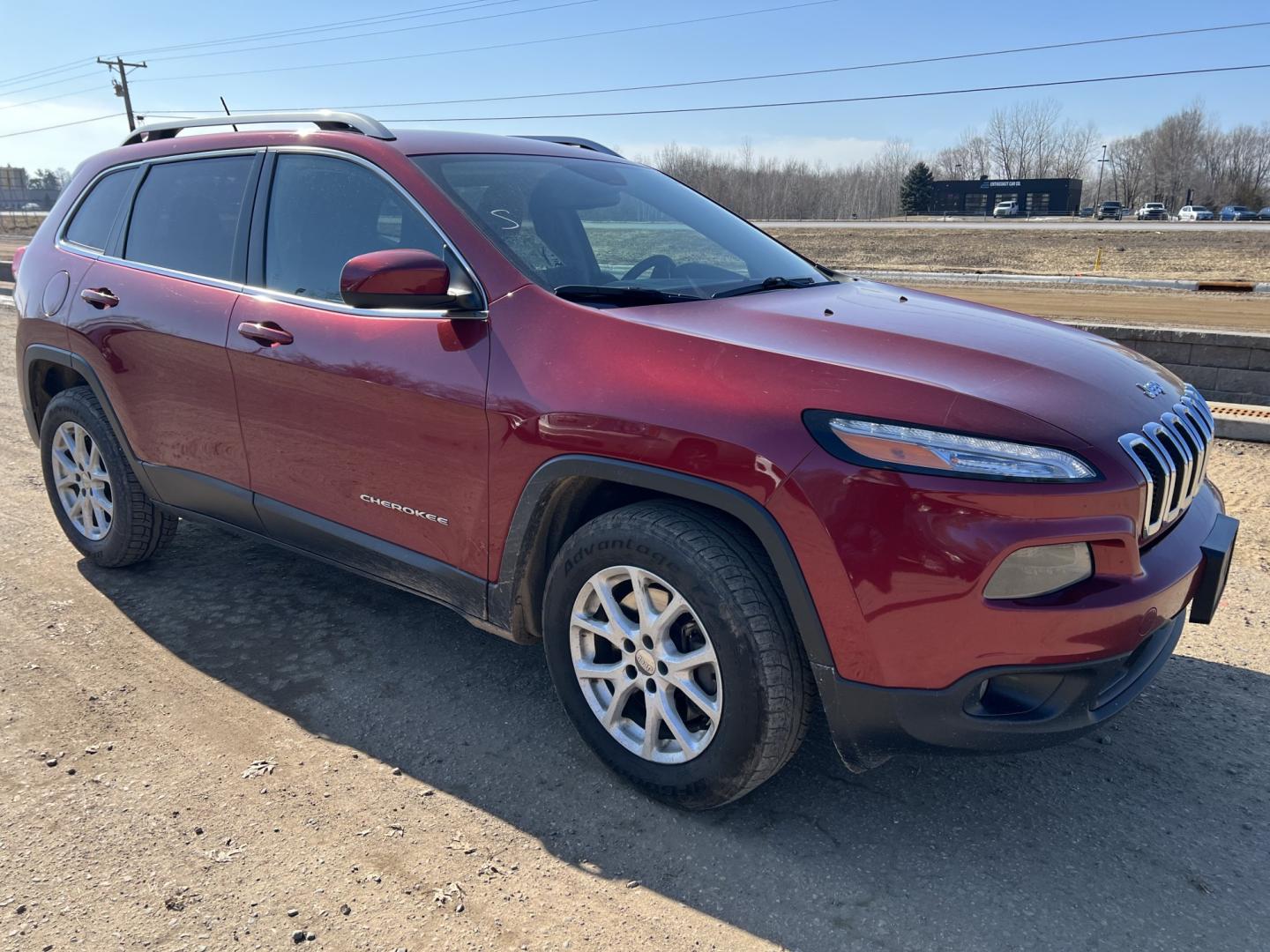 2015 Jeep Cherokee Latitude 4WD (1C4PJMCS7FW) with an 3.2L V6 DOHC 24V engine, 9-Speed Automatic transmission, located at 17255 hwy 65 NE, Ham Lake, MN, 55304, 0.000000, 0.000000 - Photo#2
