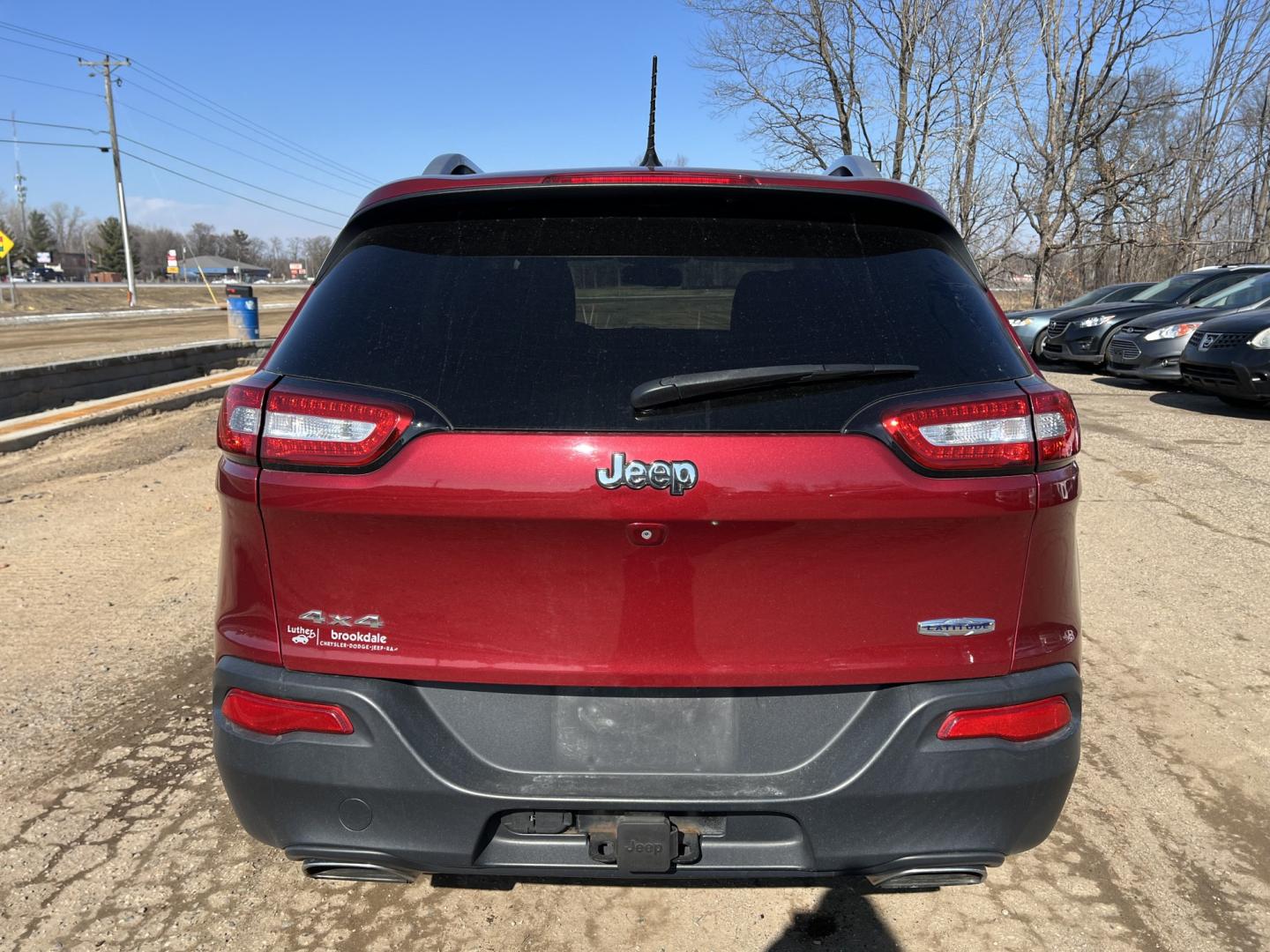 2015 Jeep Cherokee Latitude 4WD (1C4PJMCS7FW) with an 3.2L V6 DOHC 24V engine, 9-Speed Automatic transmission, located at 17255 hwy 65 NE, Ham Lake, MN, 55304, 0.000000, 0.000000 - Photo#5