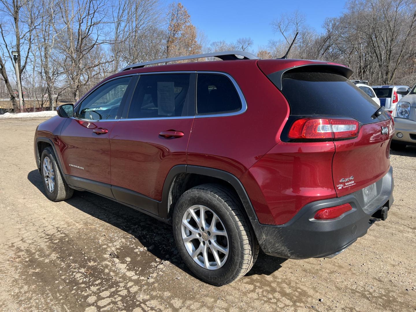 2015 Jeep Cherokee Latitude 4WD (1C4PJMCS7FW) with an 3.2L V6 DOHC 24V engine, 9-Speed Automatic transmission, located at 17255 hwy 65 NE, Ham Lake, MN, 55304, 0.000000, 0.000000 - Photo#6