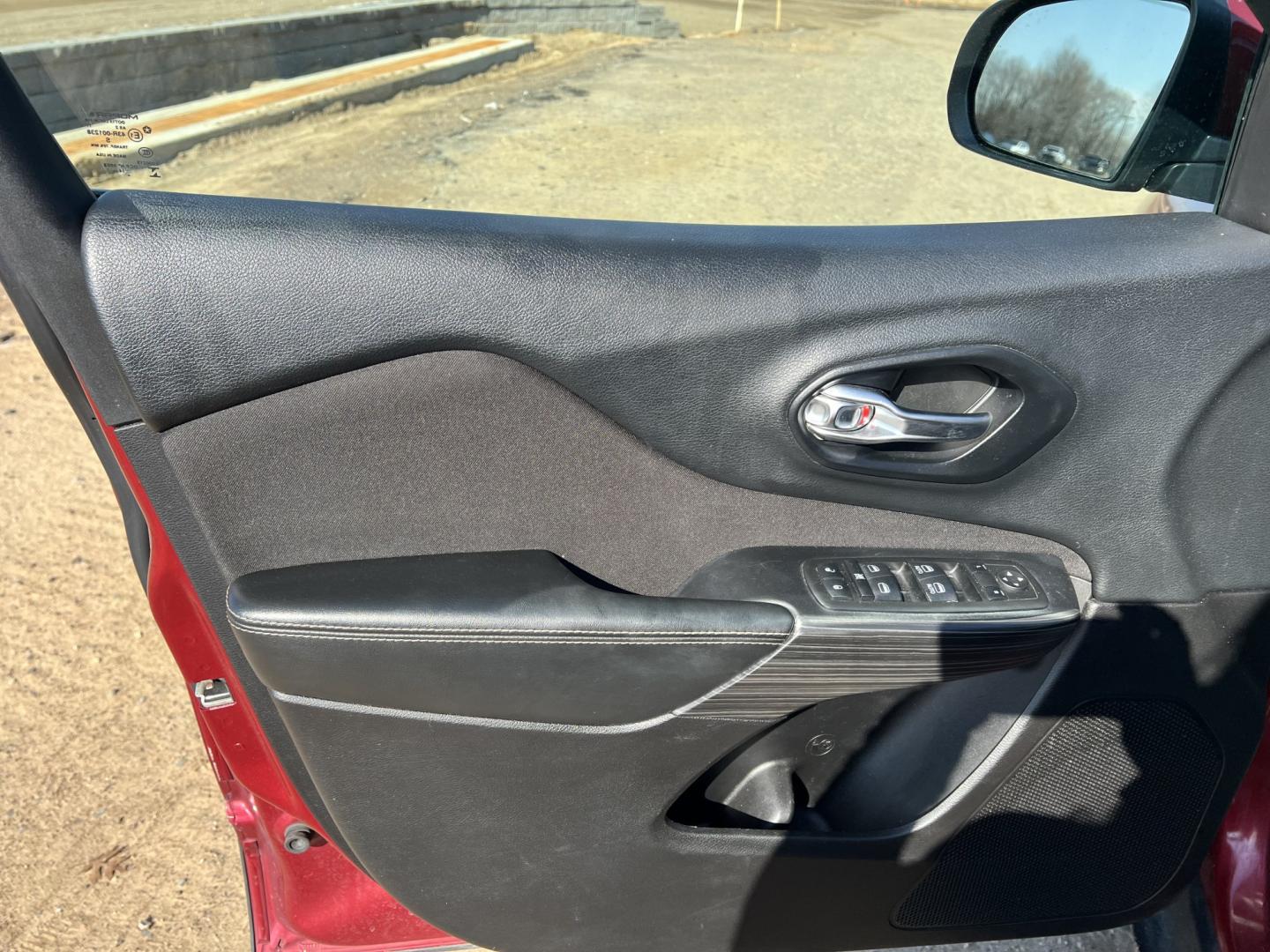 2015 Jeep Cherokee Latitude 4WD (1C4PJMCS7FW) with an 3.2L V6 DOHC 24V engine, 9-Speed Automatic transmission, located at 17255 hwy 65 NE, Ham Lake, MN, 55304, 0.000000, 0.000000 - Photo#8