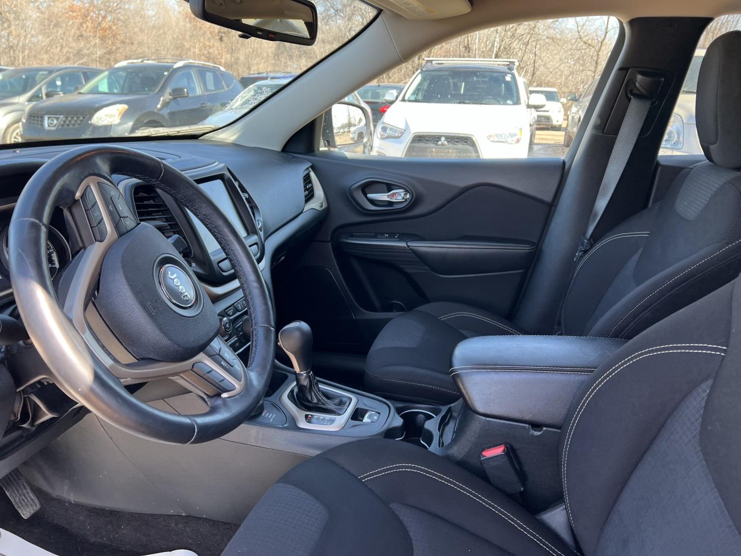 2015 Jeep Cherokee Latitude 4WD (1C4PJMCS7FW) with an 3.2L V6 DOHC 24V engine, 9-Speed Automatic transmission, located at 17255 hwy 65 NE, Ham Lake, MN, 55304, 0.000000, 0.000000 - Photo#9