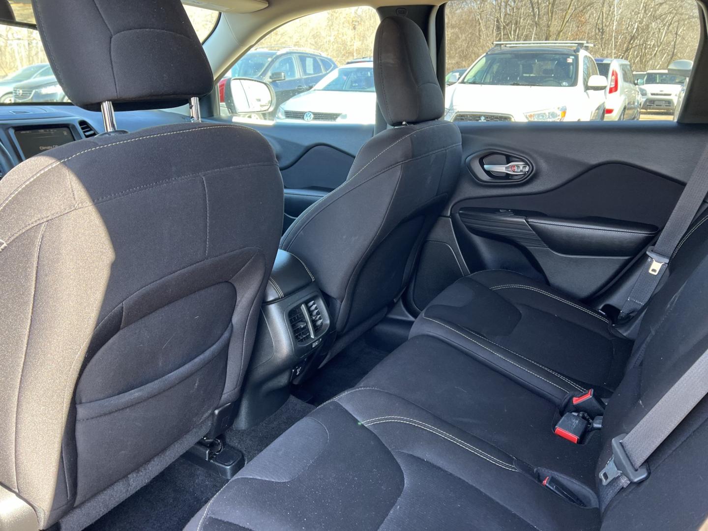 2015 Jeep Cherokee Latitude 4WD (1C4PJMCS7FW) with an 3.2L V6 DOHC 24V engine, 9-Speed Automatic transmission, located at 17255 hwy 65 NE, Ham Lake, MN, 55304, 0.000000, 0.000000 - Photo#11