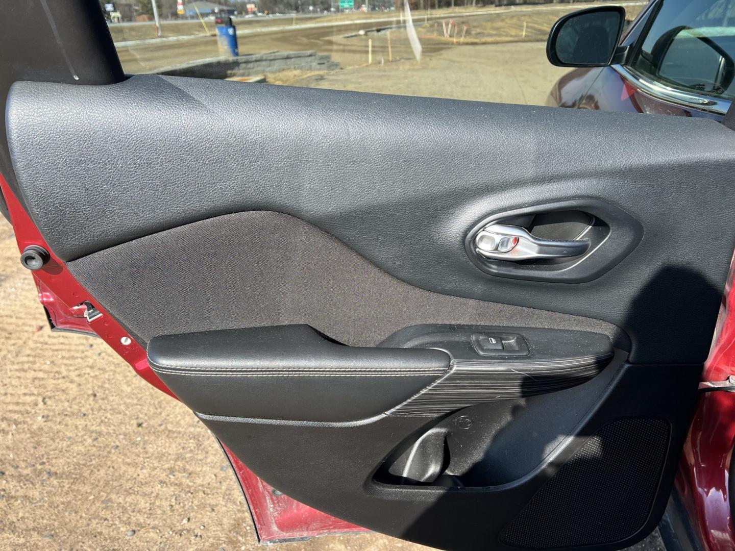 2015 Jeep Cherokee Latitude 4WD (1C4PJMCS7FW) with an 3.2L V6 DOHC 24V engine, 9-Speed Automatic transmission, located at 17255 hwy 65 NE, Ham Lake, MN, 55304, 0.000000, 0.000000 - Photo#10