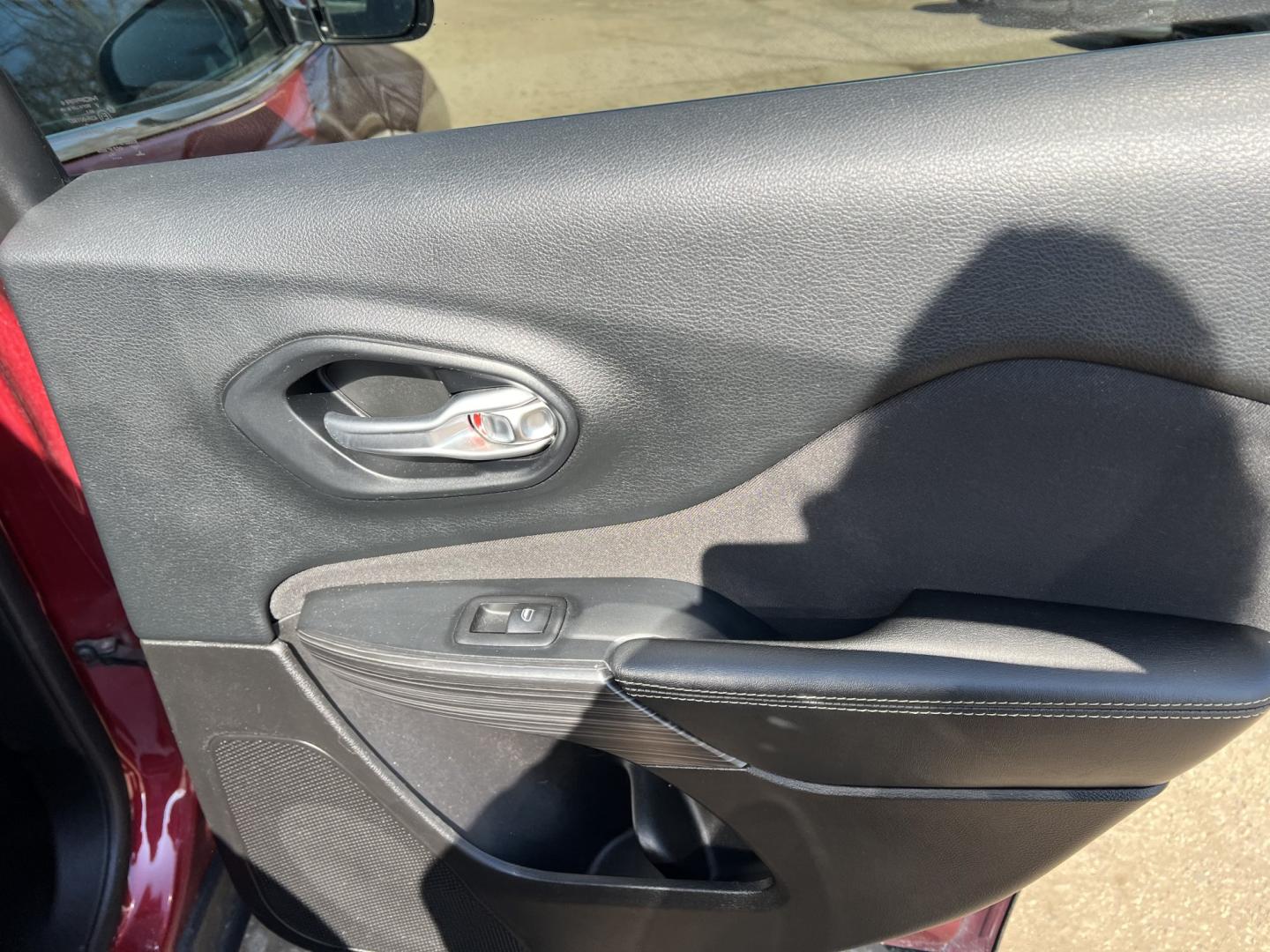 2015 Jeep Cherokee Latitude 4WD (1C4PJMCS7FW) with an 3.2L V6 DOHC 24V engine, 9-Speed Automatic transmission, located at 17255 hwy 65 NE, Ham Lake, MN, 55304, 0.000000, 0.000000 - Photo#14