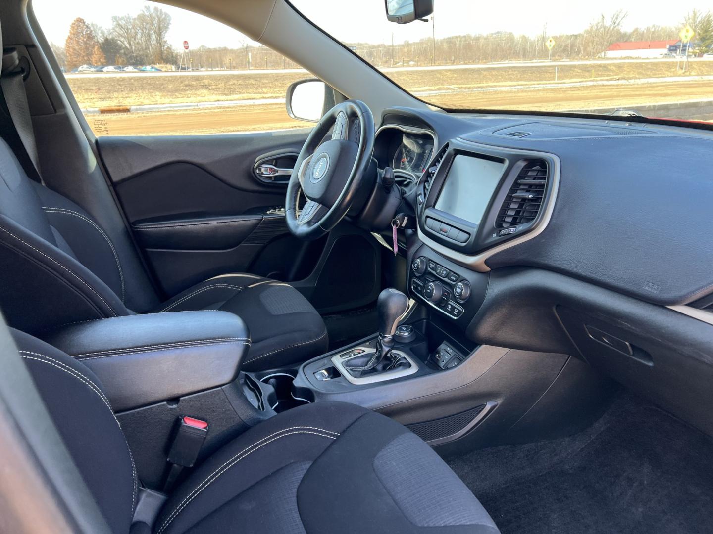 2015 Jeep Cherokee Latitude 4WD (1C4PJMCS7FW) with an 3.2L V6 DOHC 24V engine, 9-Speed Automatic transmission, located at 17255 hwy 65 NE, Ham Lake, MN, 55304, 0.000000, 0.000000 - Photo#13