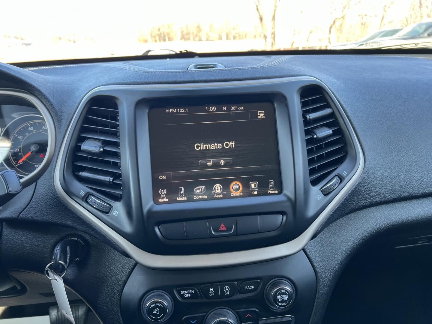 2015 Jeep Cherokee Latitude 4WD (1C4PJMCS7FW) with an 3.2L V6 DOHC 24V engine, 9-Speed Automatic transmission, located at 17255 hwy 65 NE, Ham Lake, MN, 55304, 0.000000, 0.000000 - Photo#15