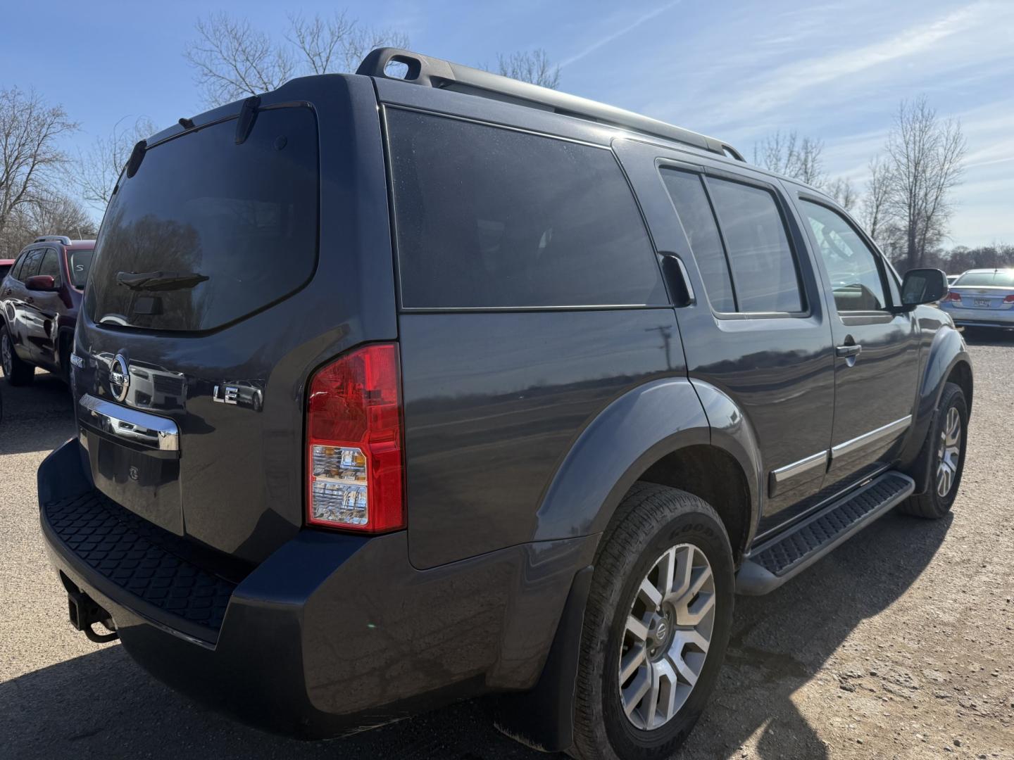 2012 Nissan Pathfinder LE 4WD (5N1AR1NB0CC) with an 4.0L V6 DOHC 24V engine, 5-Speed Automatic transmission, located at 17255 hwy 65 NE, Ham Lake, MN, 55304, 0.000000, 0.000000 - Photo#4