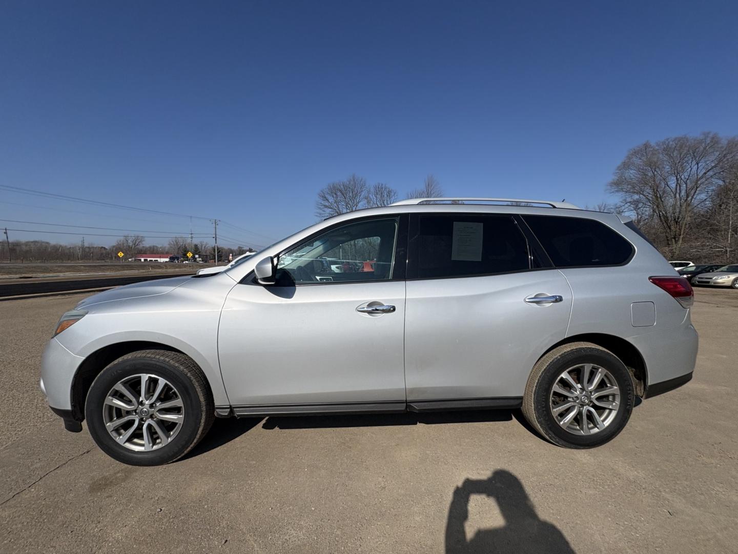 2013 Nissan Pathfinder LE 4WD (5N1AR2MM7DC) with an 3.5L V6 DOHC 24V engine, Continuously Variable Transmission transmission, located at 17255 hwy 65 NE, Ham Lake, MN, 55304, 0.000000, 0.000000 - Photo#1