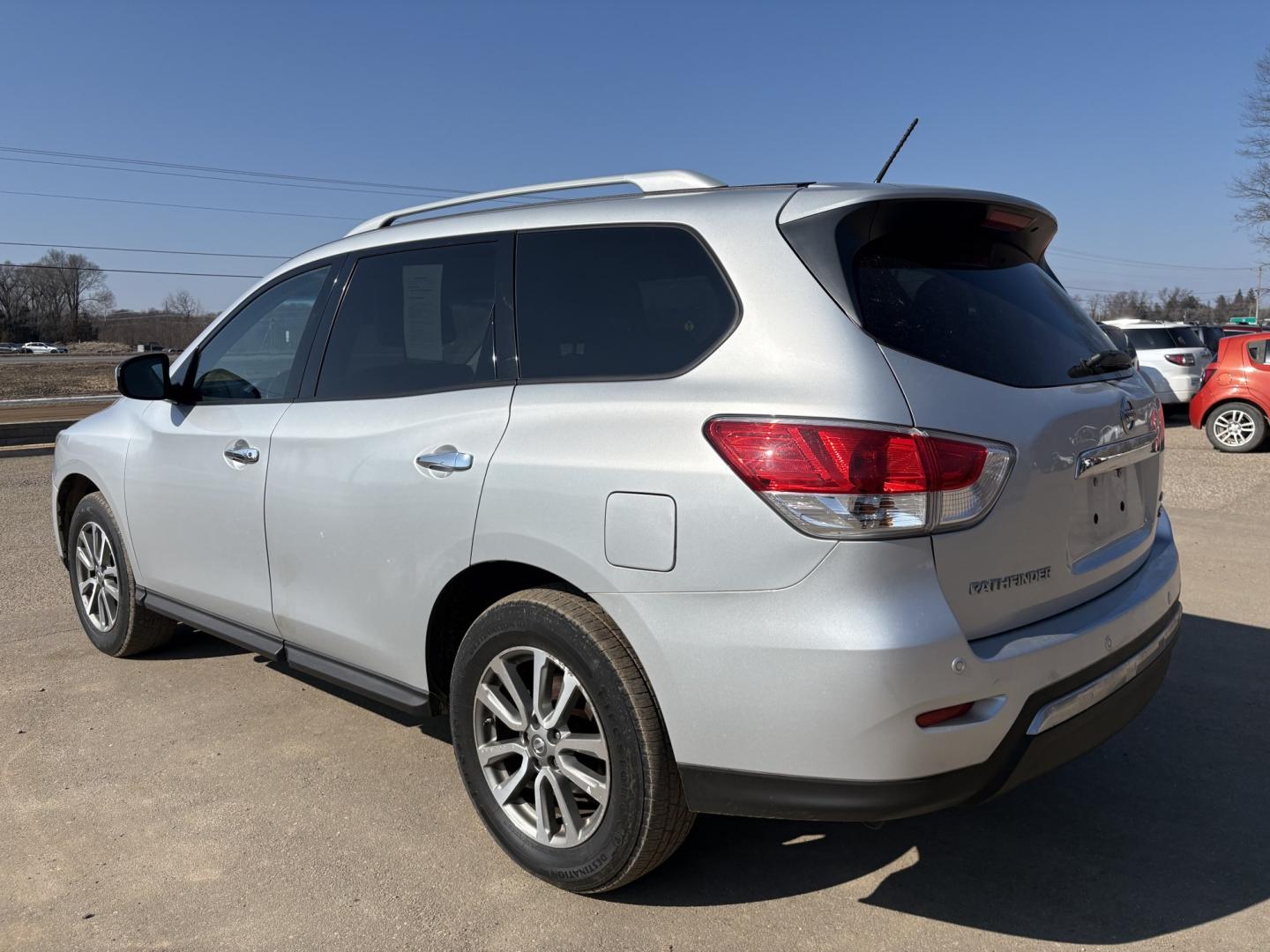 2013 Nissan Pathfinder LE 4WD (5N1AR2MM7DC) with an 3.5L V6 DOHC 24V engine, Continuously Variable Transmission transmission, located at 17255 hwy 65 NE, Ham Lake, MN, 55304, 0.000000, 0.000000 - Photo#2