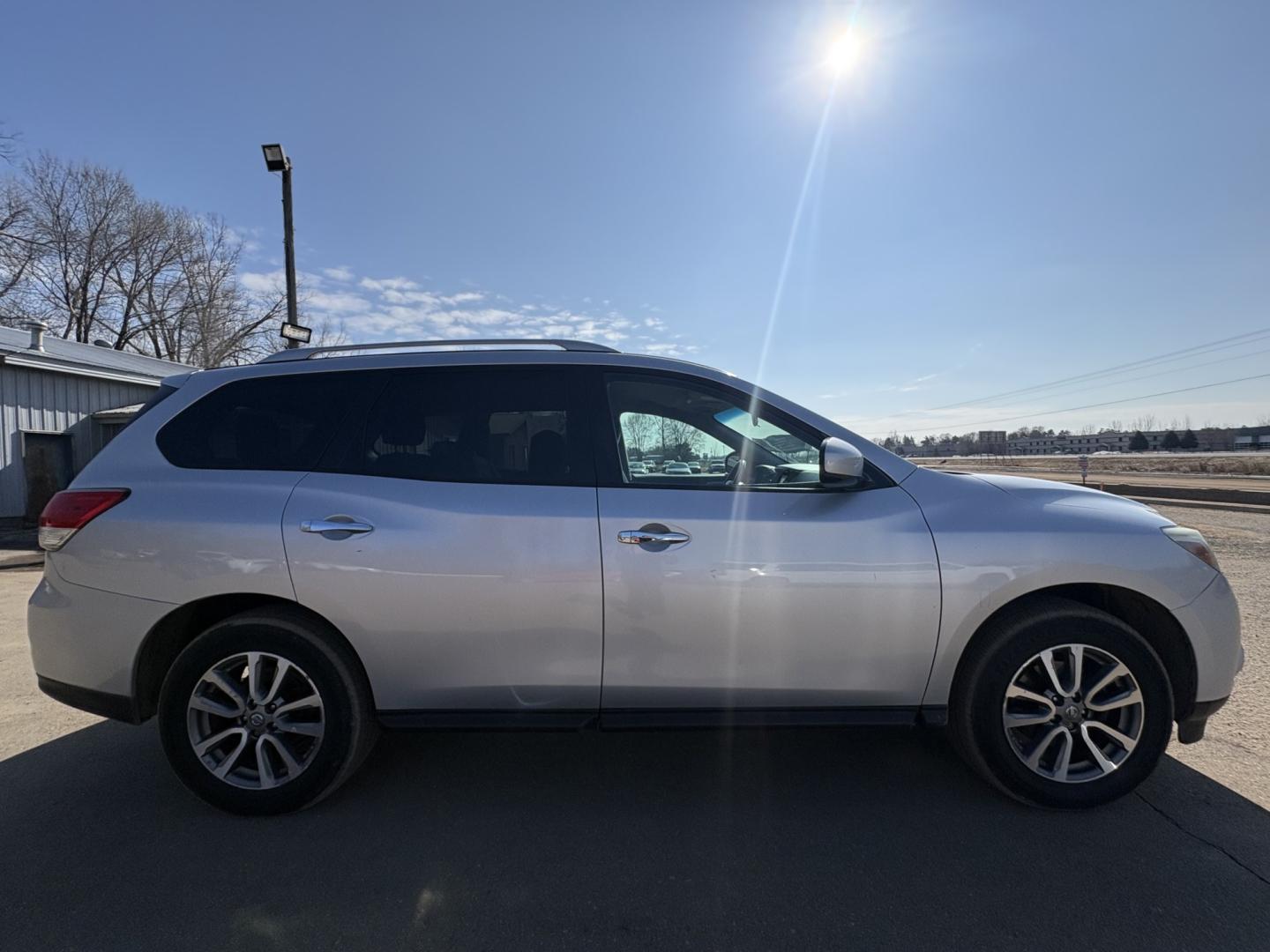 2013 Nissan Pathfinder LE 4WD (5N1AR2MM7DC) with an 3.5L V6 DOHC 24V engine, Continuously Variable Transmission transmission, located at 17255 hwy 65 NE, Ham Lake, MN, 55304, 0.000000, 0.000000 - Photo#5