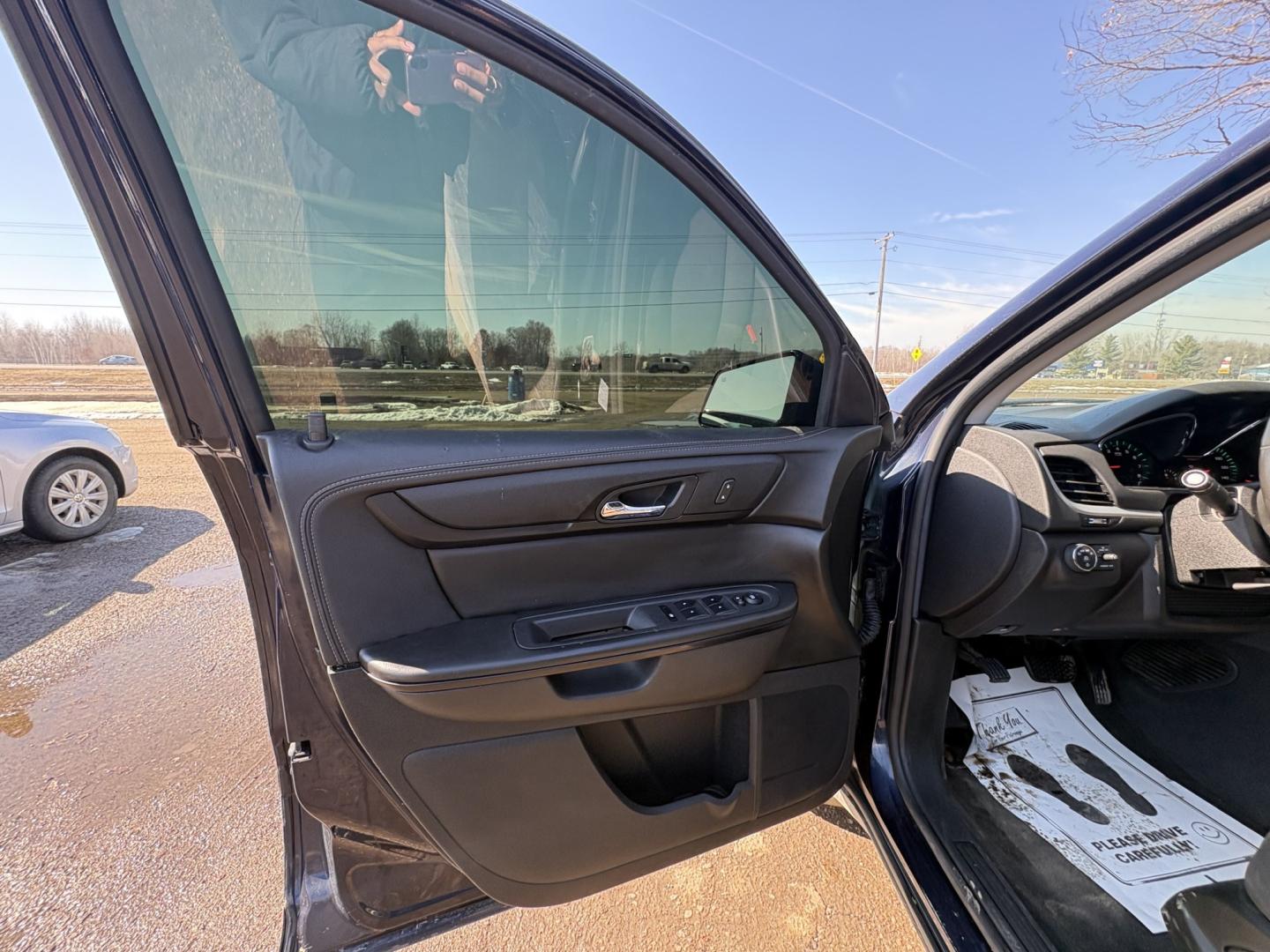 2017 Chevrolet Traverse 1LT AWD (1GNKVGKD5HJ) with an 3.6L V6 DOHC 24V engine, 6A transmission, located at 17255 hwy 65 NE, Ham Lake, MN, 55304, 0.000000, 0.000000 - Photo#8