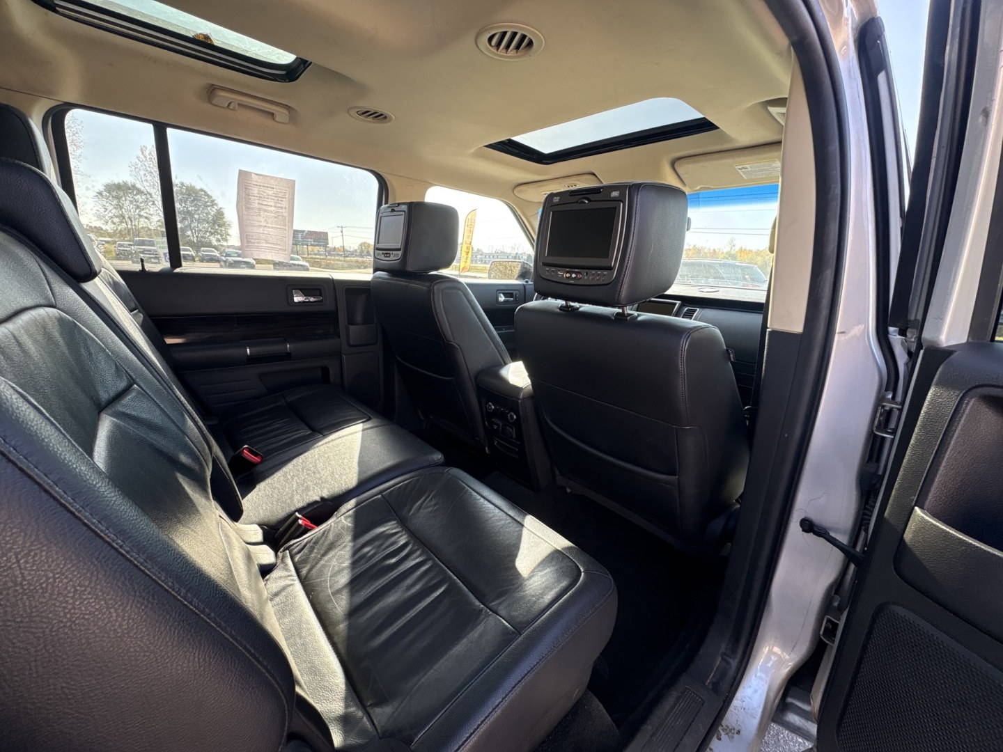 2016 silver /black Ford Flex SEL AWD (2FMHK6C80GB) with an 3.5L V6 DOHC 24V engine, 6A transmission, located at 17255 hwy 65 NE, Ham Lake, MN, 55304, 0.000000, 0.000000- Photo#13