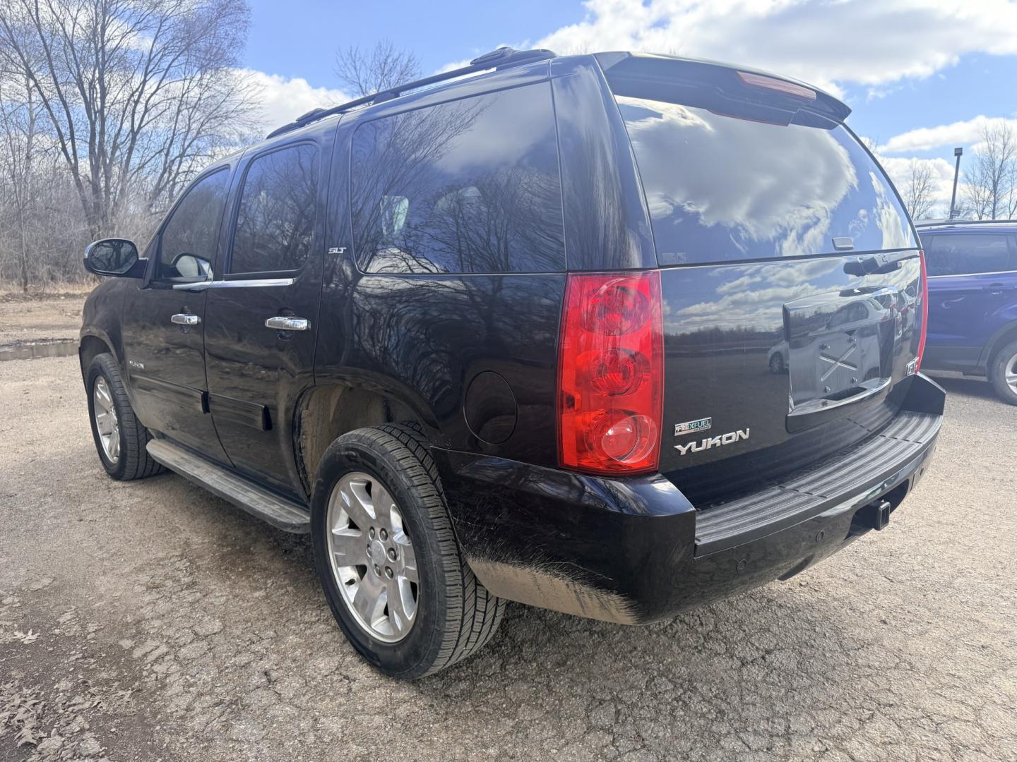 2010 GMC Yukon SLT1 4WD (1GKUKCE08AR) with an 5.3L V8 OHV 16V FFV engine, 4-Speed Automatic transmission, located at 17255 hwy 65 NE, Ham Lake, MN, 55304, 0.000000, 0.000000 - Photo#2