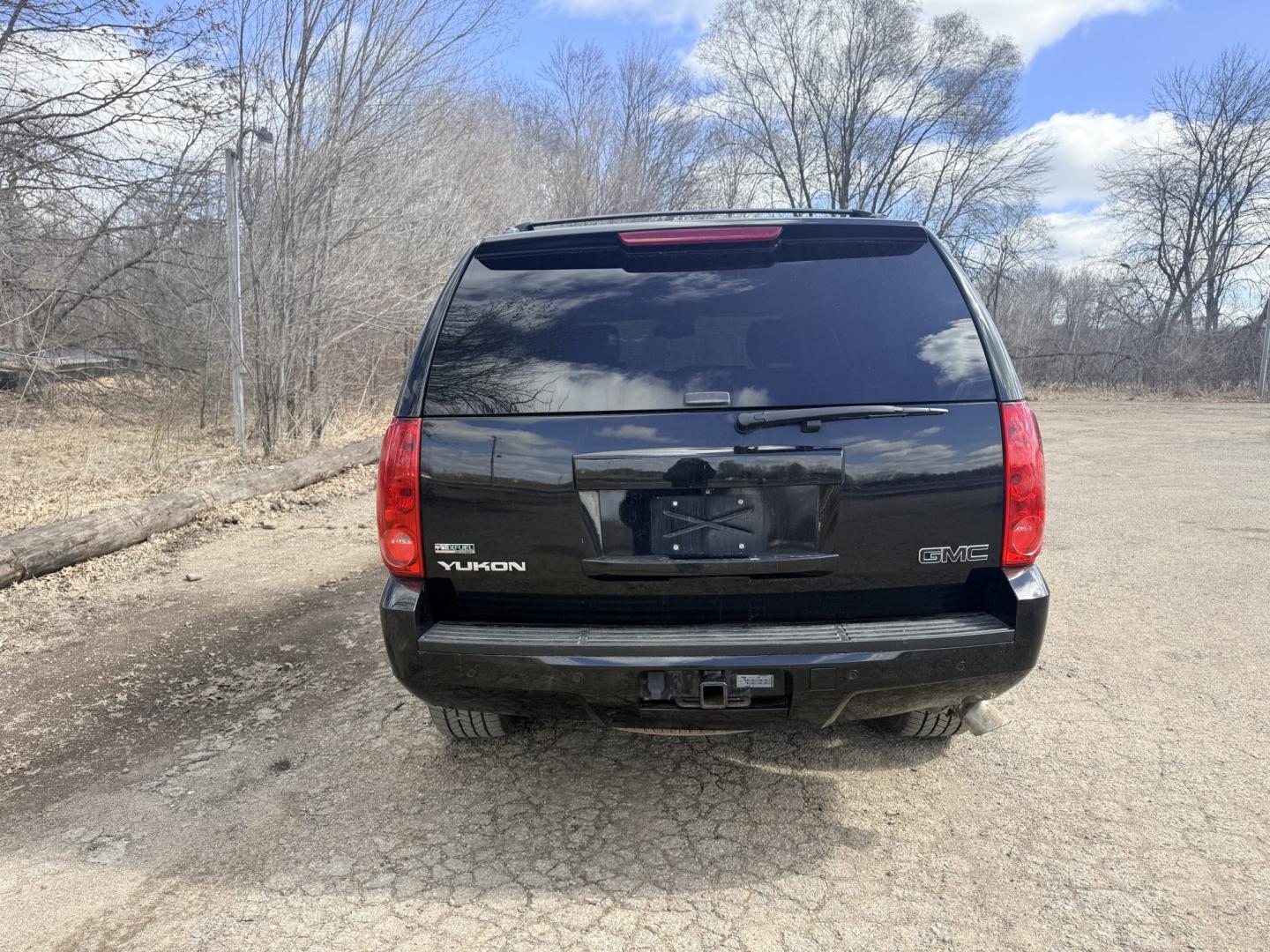 2010 GMC Yukon SLT1 4WD (1GKUKCE08AR) with an 5.3L V8 OHV 16V FFV engine, 4-Speed Automatic transmission, located at 17255 hwy 65 NE, Ham Lake, MN, 55304, 0.000000, 0.000000 - Photo#3