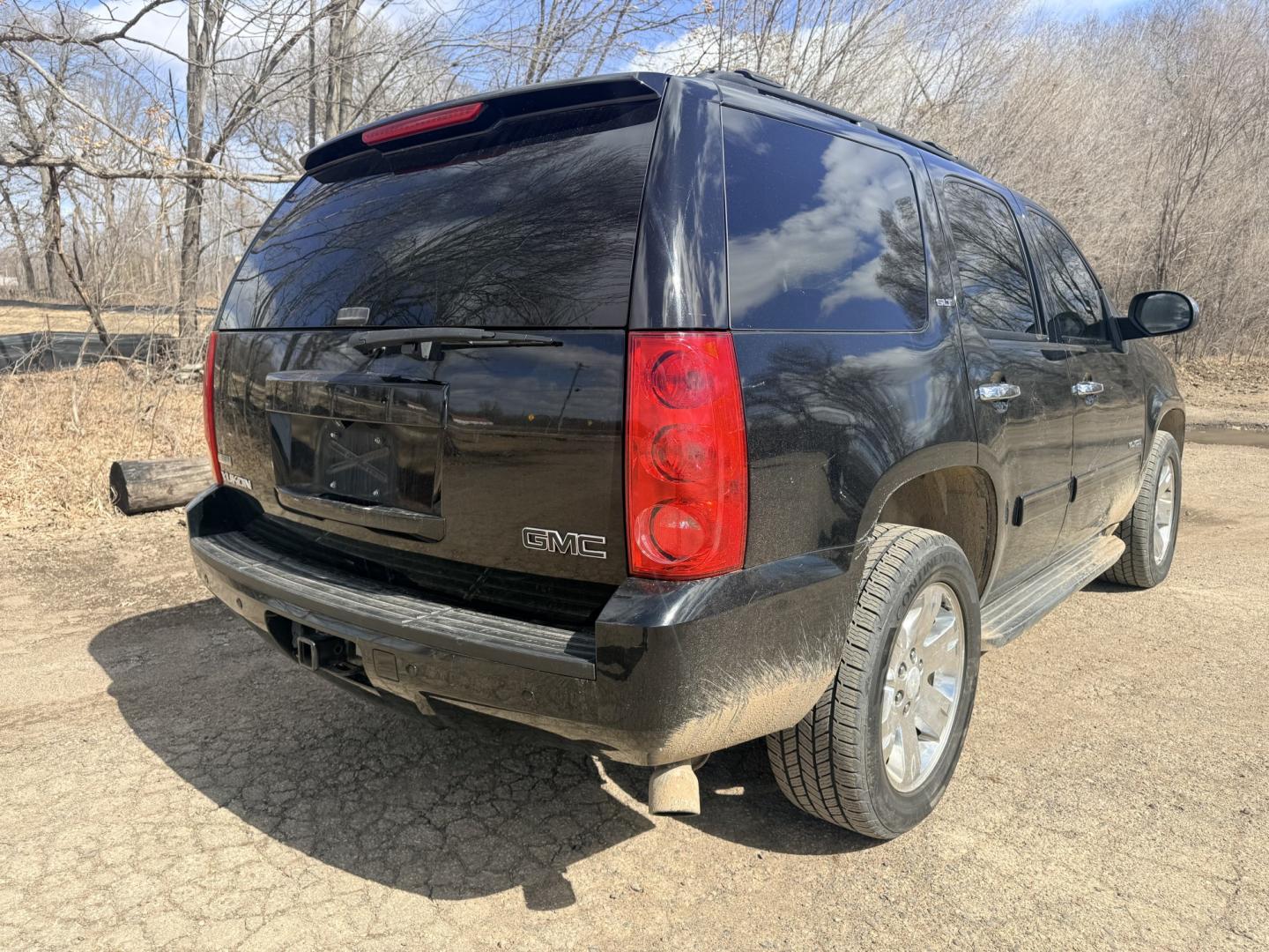 2010 GMC Yukon SLT1 4WD (1GKUKCE08AR) with an 5.3L V8 OHV 16V FFV engine, 4-Speed Automatic transmission, located at 17255 hwy 65 NE, Ham Lake, MN, 55304, 0.000000, 0.000000 - Photo#4