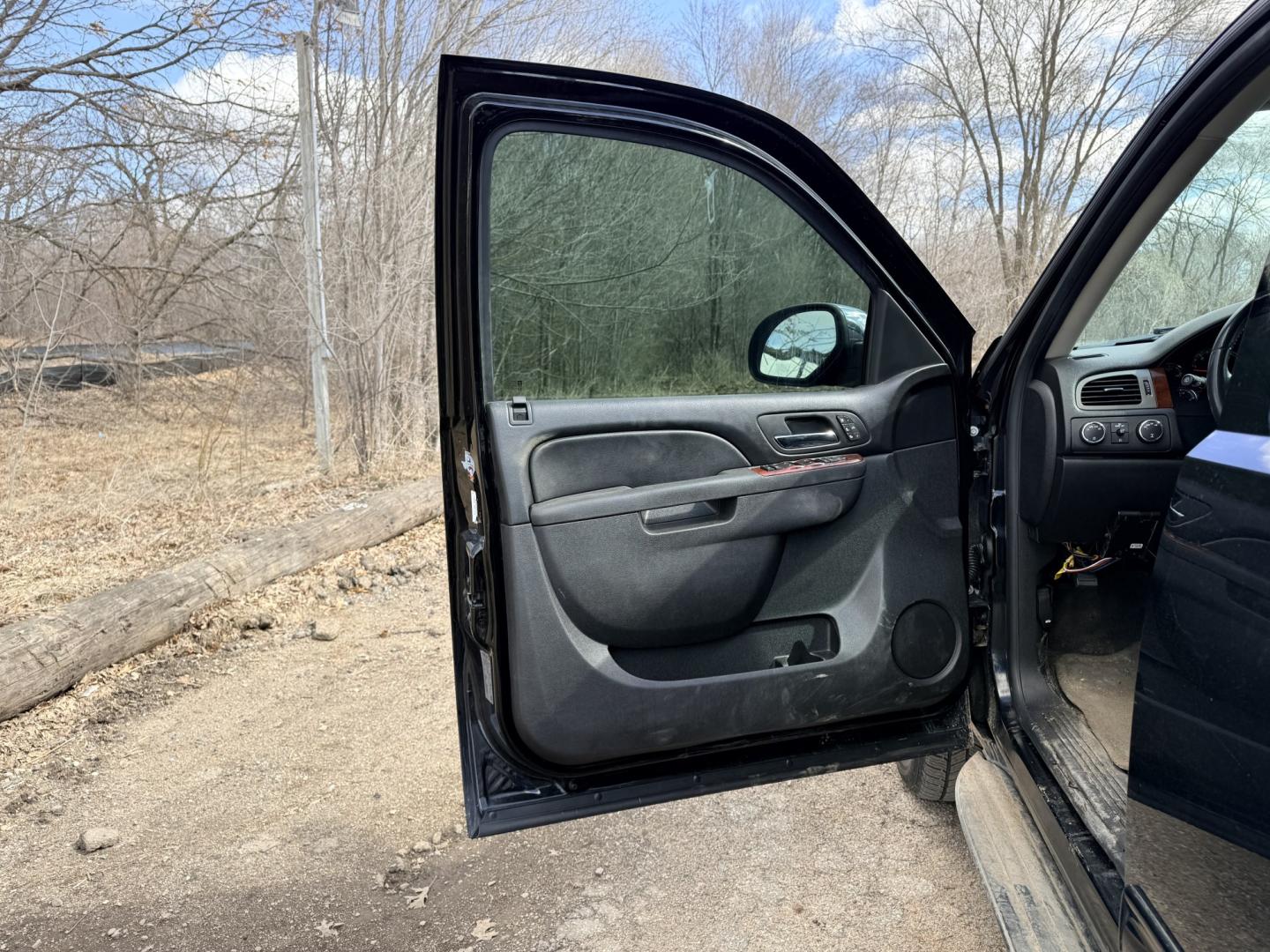 2010 GMC Yukon SLT1 4WD (1GKUKCE08AR) with an 5.3L V8 OHV 16V FFV engine, 4-Speed Automatic transmission, located at 17255 hwy 65 NE, Ham Lake, MN, 55304, 0.000000, 0.000000 - Photo#8