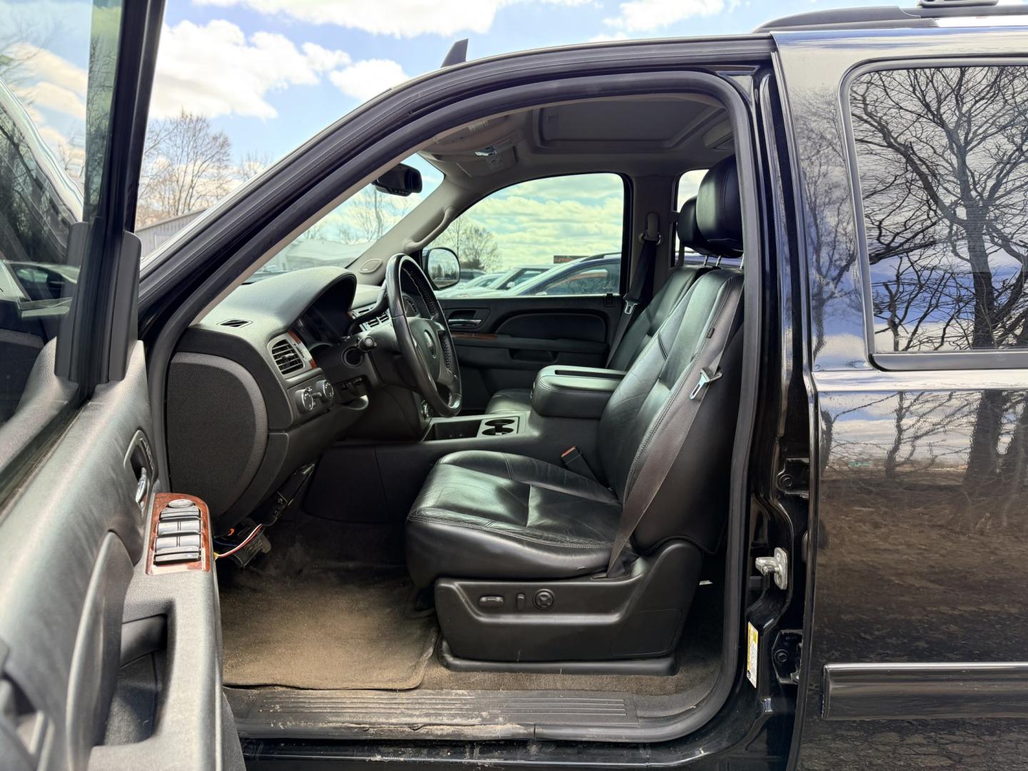 2010 GMC Yukon SLT1 4WD (1GKUKCE08AR) with an 5.3L V8 OHV 16V FFV engine, 4-Speed Automatic transmission, located at 17255 hwy 65 NE, Ham Lake, MN, 55304, 0.000000, 0.000000 - Photo#9