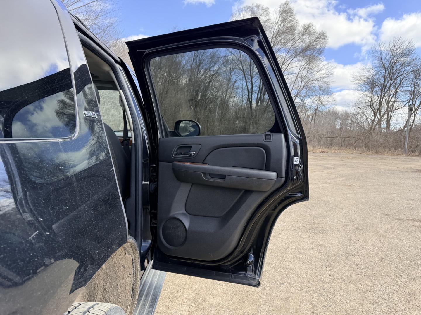 2010 GMC Yukon SLT1 4WD (1GKUKCE08AR) with an 5.3L V8 OHV 16V FFV engine, 4-Speed Automatic transmission, located at 17255 hwy 65 NE, Ham Lake, MN, 55304, 0.000000, 0.000000 - Photo#12