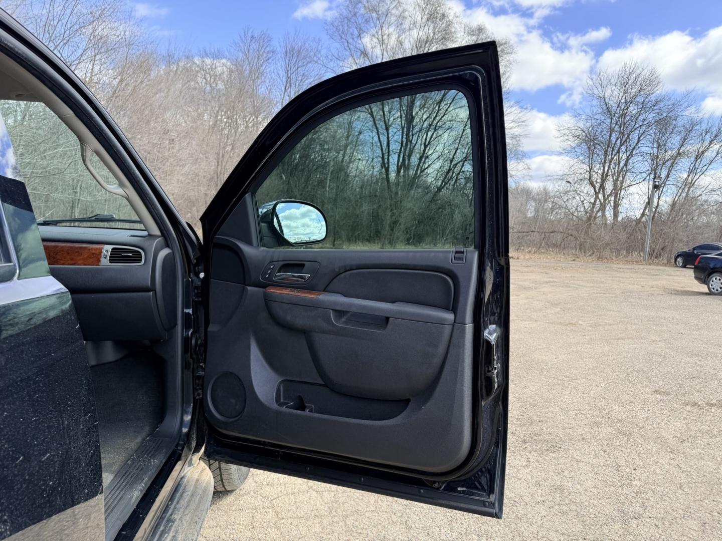 2010 GMC Yukon SLT1 4WD (1GKUKCE08AR) with an 5.3L V8 OHV 16V FFV engine, 4-Speed Automatic transmission, located at 17255 hwy 65 NE, Ham Lake, MN, 55304, 0.000000, 0.000000 - Photo#14