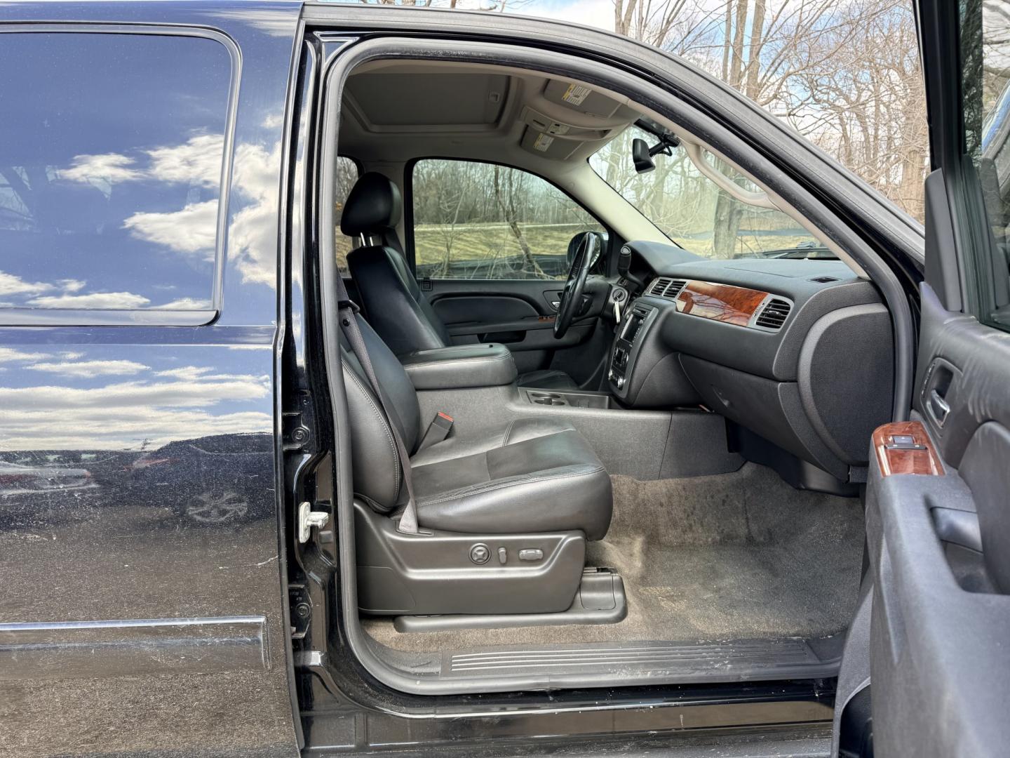 2010 GMC Yukon SLT1 4WD (1GKUKCE08AR) with an 5.3L V8 OHV 16V FFV engine, 4-Speed Automatic transmission, located at 17255 hwy 65 NE, Ham Lake, MN, 55304, 0.000000, 0.000000 - Photo#15
