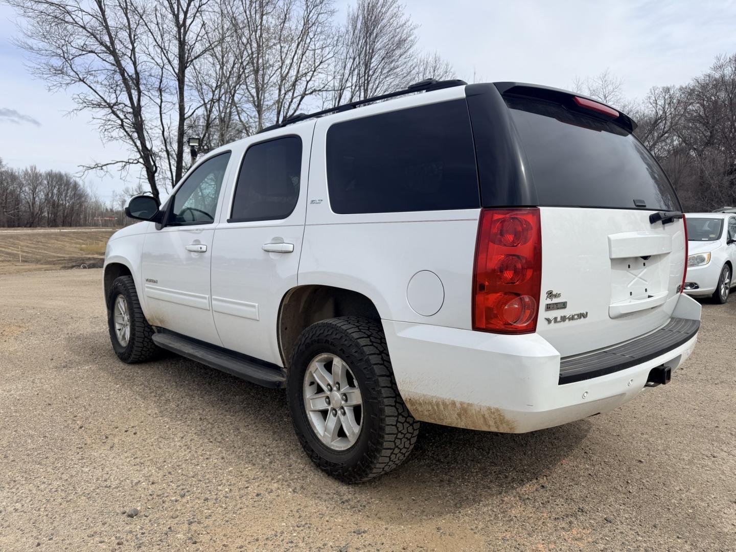 2012 GMC Yukon SLT1 4WD (1GKS2CE02CR) with an 5.3L V8 OHV 16V FFV engine, 6-Speed Automatic transmission, located at 17255 hwy 65 NE, Ham Lake, MN, 55304, 0.000000, 0.000000 - Photo#2