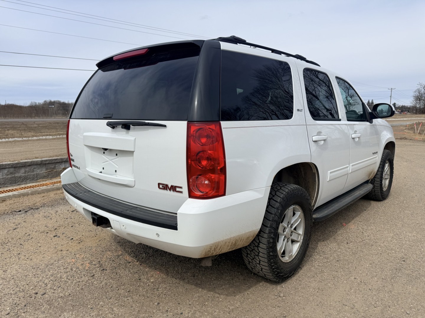 2012 GMC Yukon SLT1 4WD (1GKS2CE02CR) with an 5.3L V8 OHV 16V FFV engine, 6-Speed Automatic transmission, located at 17255 hwy 65 NE, Ham Lake, MN, 55304, 0.000000, 0.000000 - Photo#4