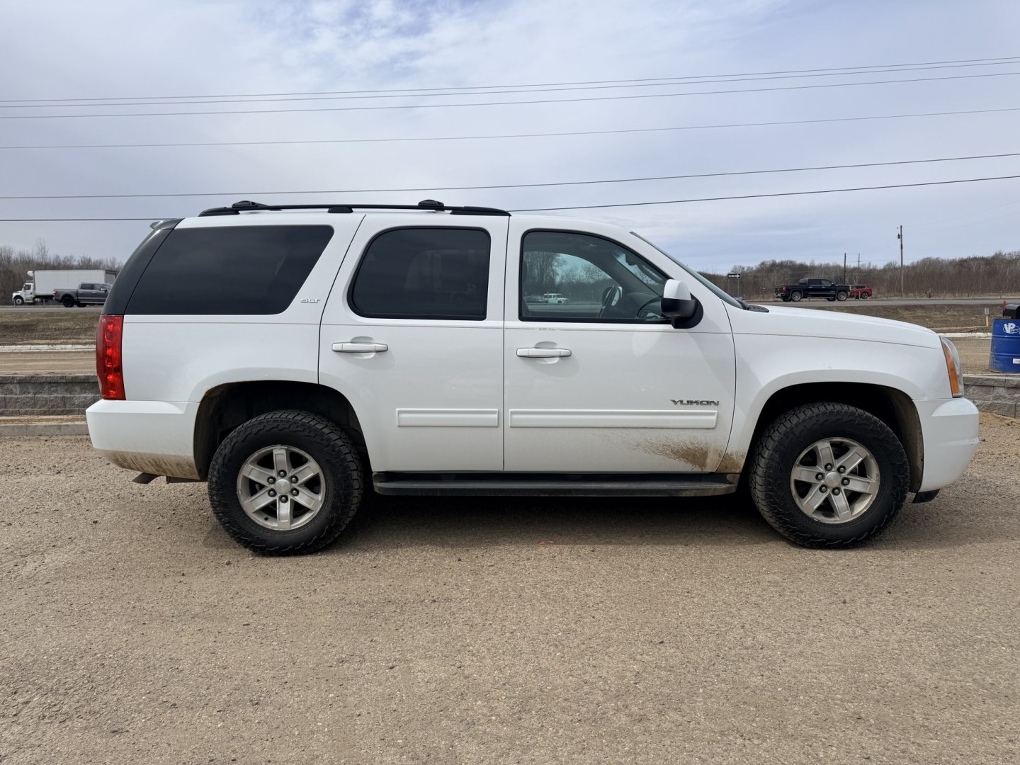 2012 GMC Yukon SLT1 4WD (1GKS2CE02CR) with an 5.3L V8 OHV 16V FFV engine, 6-Speed Automatic transmission, located at 17255 hwy 65 NE, Ham Lake, MN, 55304, 0.000000, 0.000000 - Photo#5