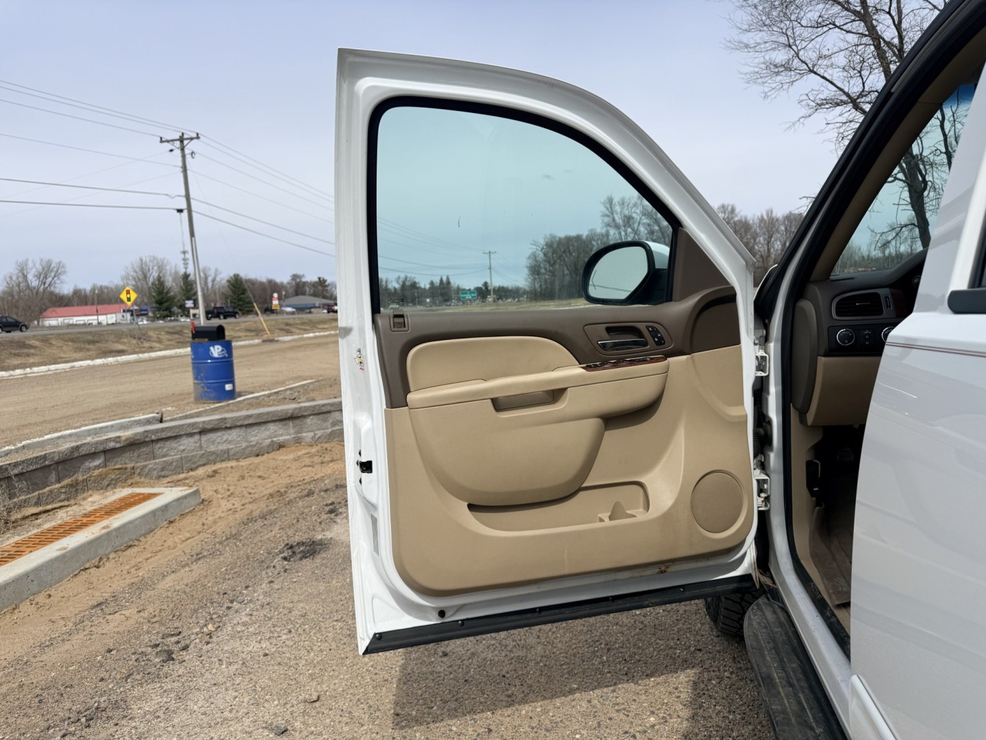 2012 GMC Yukon SLT1 4WD (1GKS2CE02CR) with an 5.3L V8 OHV 16V FFV engine, 6-Speed Automatic transmission, located at 17255 hwy 65 NE, Ham Lake, MN, 55304, 0.000000, 0.000000 - Photo#8