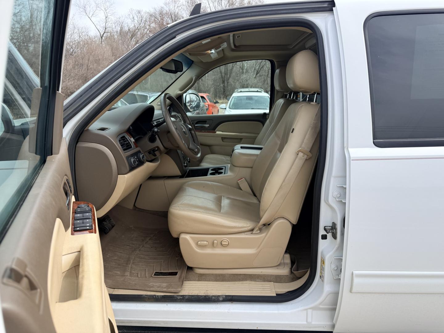 2012 GMC Yukon SLT1 4WD (1GKS2CE02CR) with an 5.3L V8 OHV 16V FFV engine, 6-Speed Automatic transmission, located at 17255 hwy 65 NE, Ham Lake, MN, 55304, 0.000000, 0.000000 - Photo#9