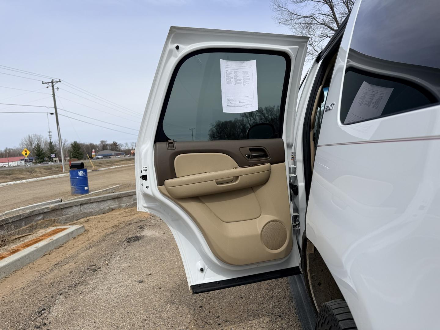 2012 GMC Yukon SLT1 4WD (1GKS2CE02CR) with an 5.3L V8 OHV 16V FFV engine, 6-Speed Automatic transmission, located at 17255 hwy 65 NE, Ham Lake, MN, 55304, 0.000000, 0.000000 - Photo#10