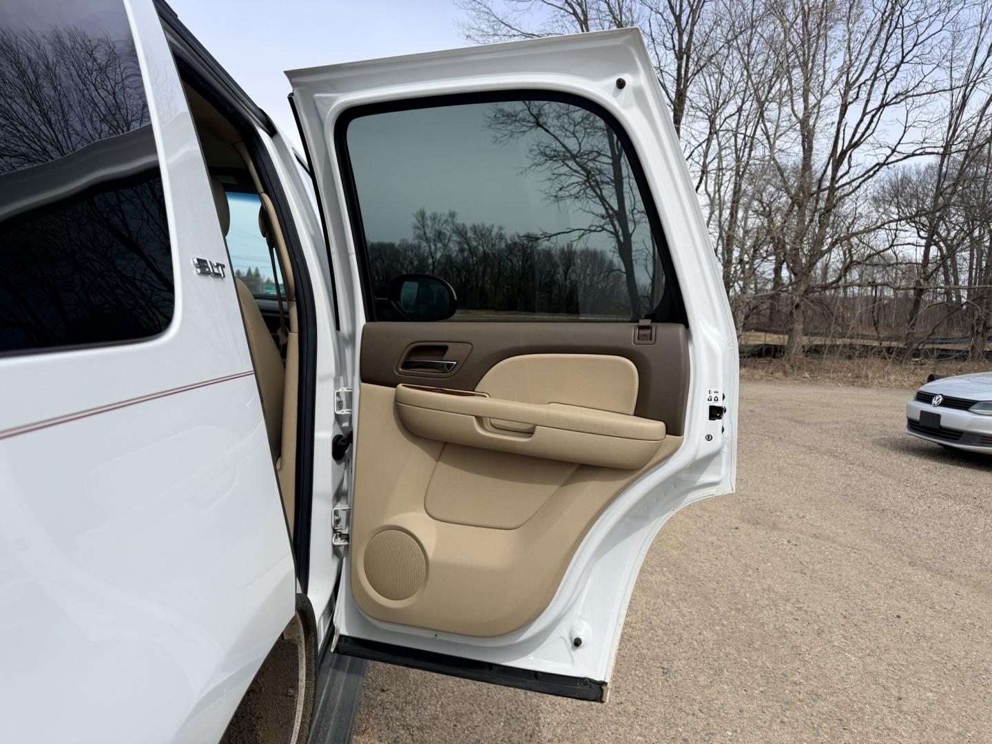 2012 GMC Yukon SLT1 4WD (1GKS2CE02CR) with an 5.3L V8 OHV 16V FFV engine, 6-Speed Automatic transmission, located at 17255 hwy 65 NE, Ham Lake, MN, 55304, 0.000000, 0.000000 - Photo#12